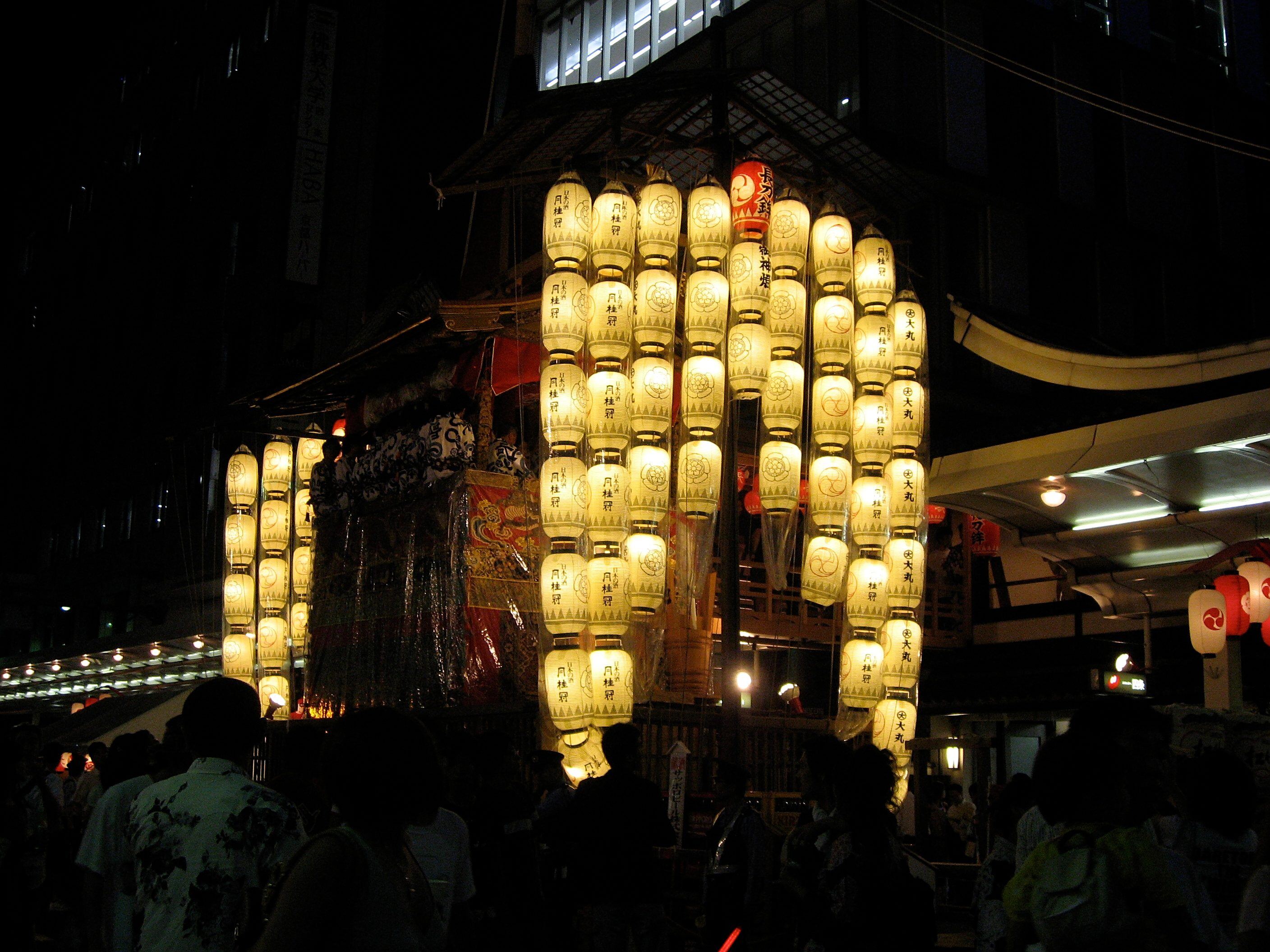 Char à lanternes dans Kyoto