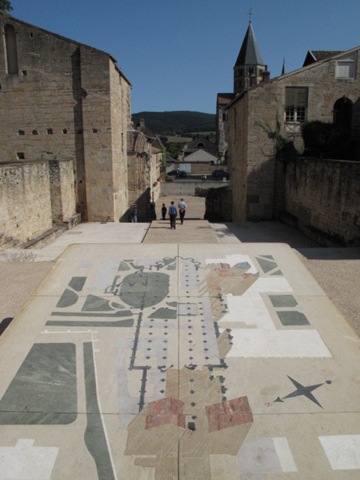 Le plan de l'abbaye avec l'abbaye (enfin ce qu'il en reste) : les personnes sont à l'endroit du premier portail.