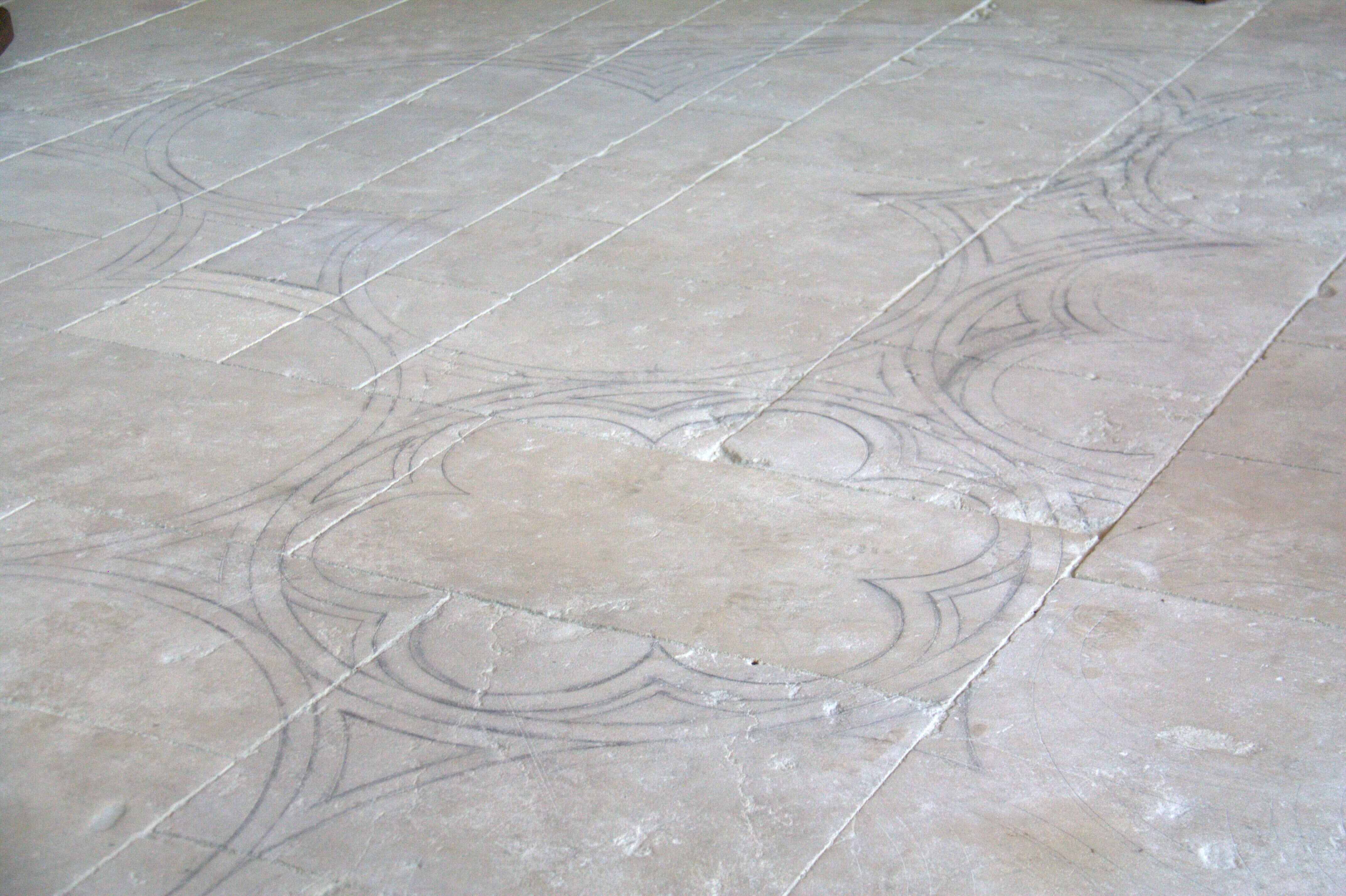 Les traces de l'ébauche de la rosace dans l'église basse