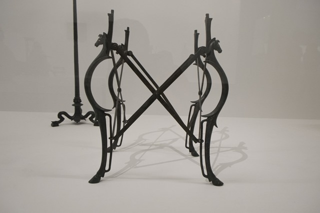 Une table pliante en bronze