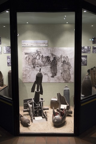 DSCF6706 Sur les photos, je ne montre que les français mais il y a quand même une petite place pour les adversaires. Quelques dessins et possessions personnelles des soldats agrémentent la présentation.