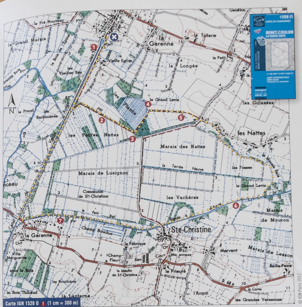 DSCF6808 Une randonnée qui commence dans un port en cul de sac, Courdault, dont on a du mal à croire qu'il a assuré pendant longtemps un rôle économique pour cette région, les marchandises étant déplacées uniquement par voies d'eau. De cette gloire passée, il ne reste qu'une barge de curage abondamment décorée de logos européen (comme quoi l'Europe fait pas que de la merde, elle permet aussi de curer les canaux, vous me direz, on change pas de registre).