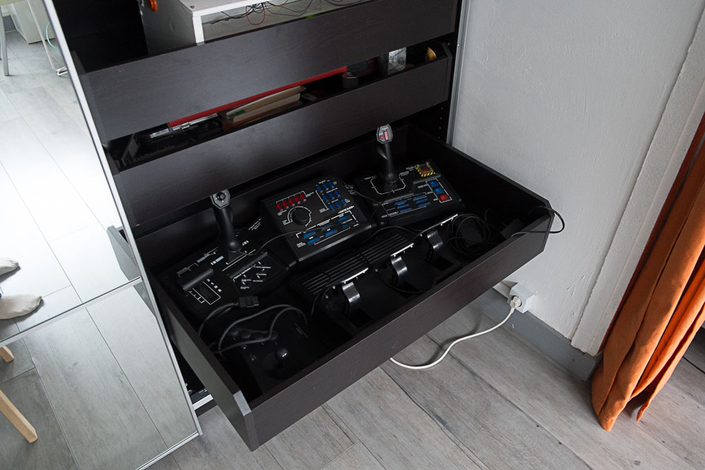 DSCF9294 reste plus qu'à changer pour un TV montée sur pivot (et un chouia plus grande) et à changer de PC pour qu'il prenne moins de place.