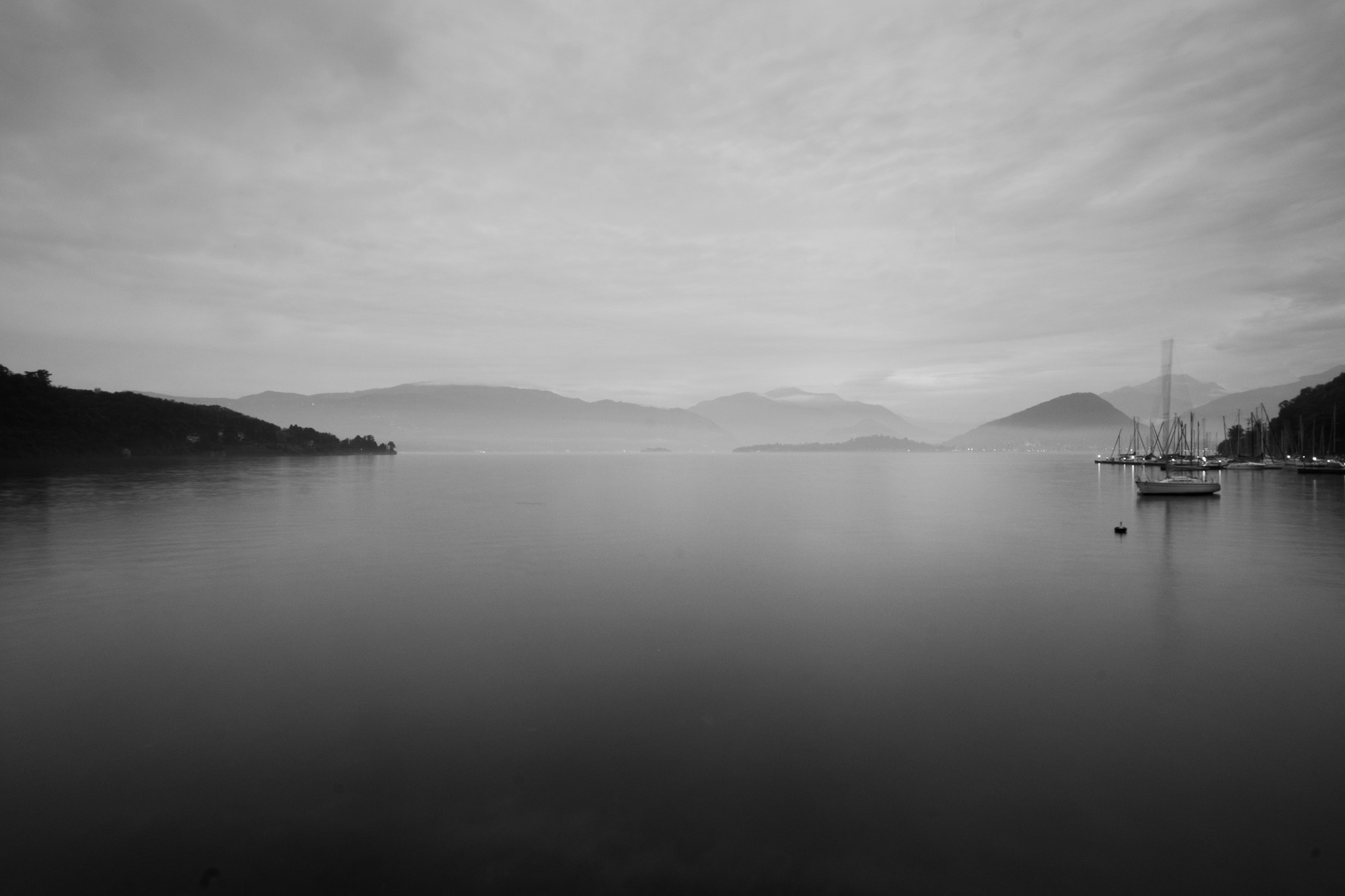 Le soir tombe sur le lac Majeur