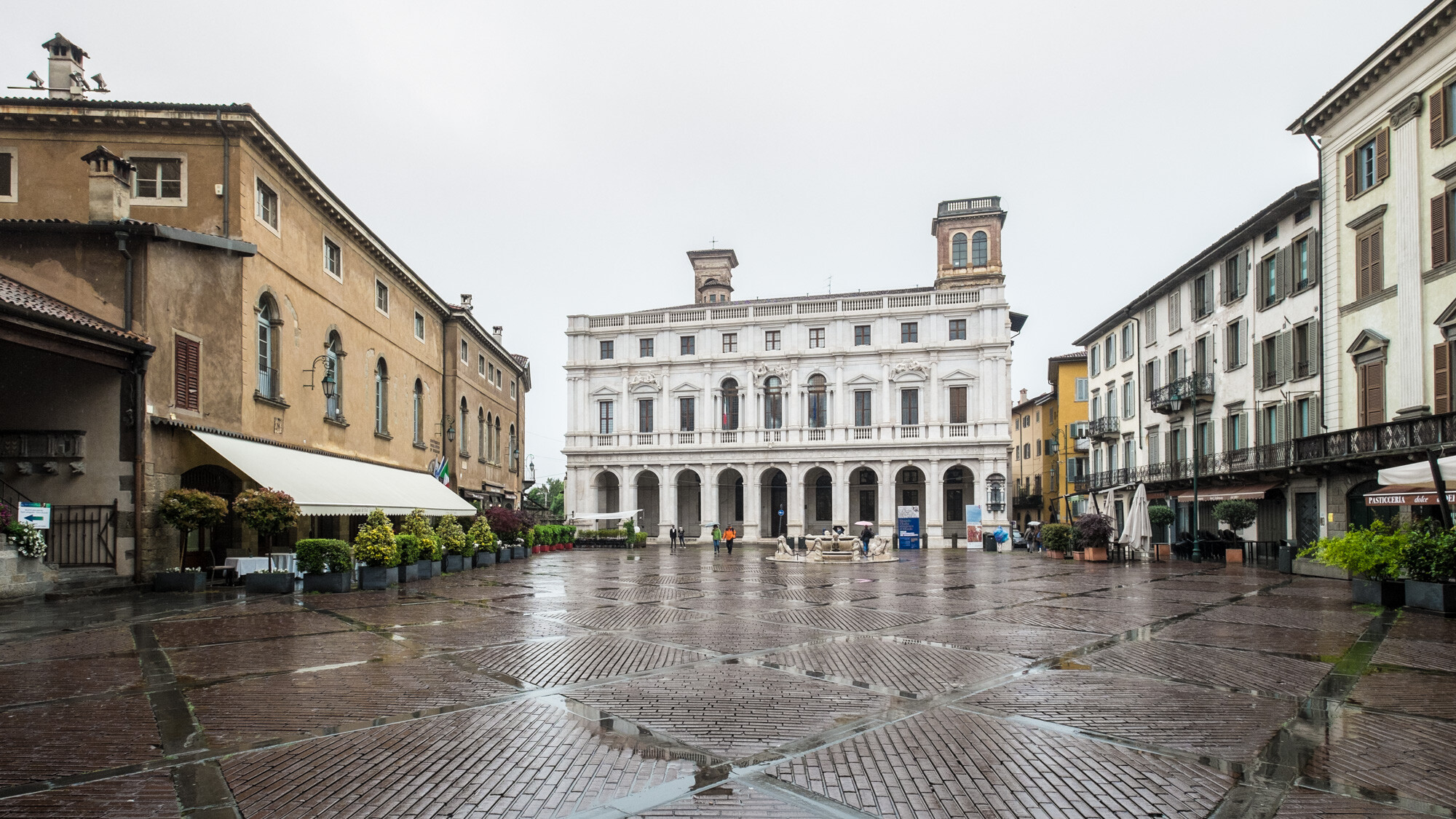 Bergame avec de l'eau, sans touriste : Piazza Vecchia