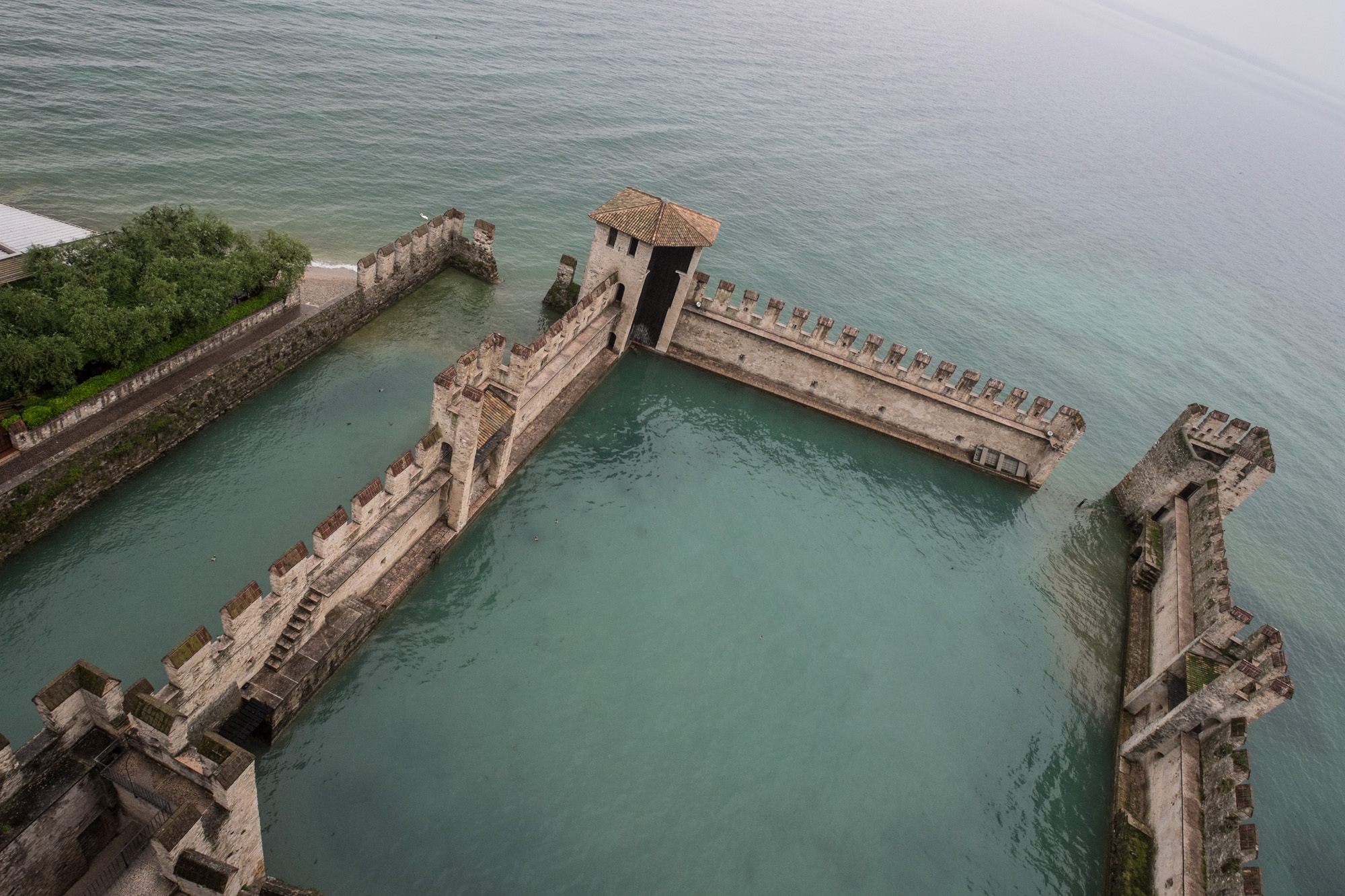 Castello Scaligero, vue depuis le donjon sur le port fortifié