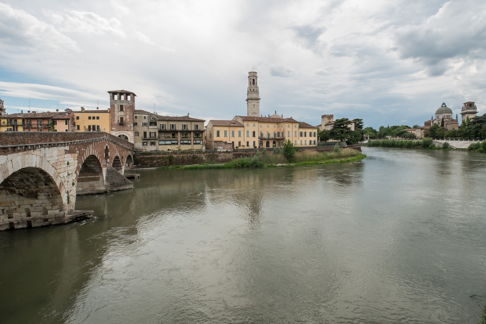 Vérone, Ponte Pietra, pont en arc romain, restauré devenu piétonnier