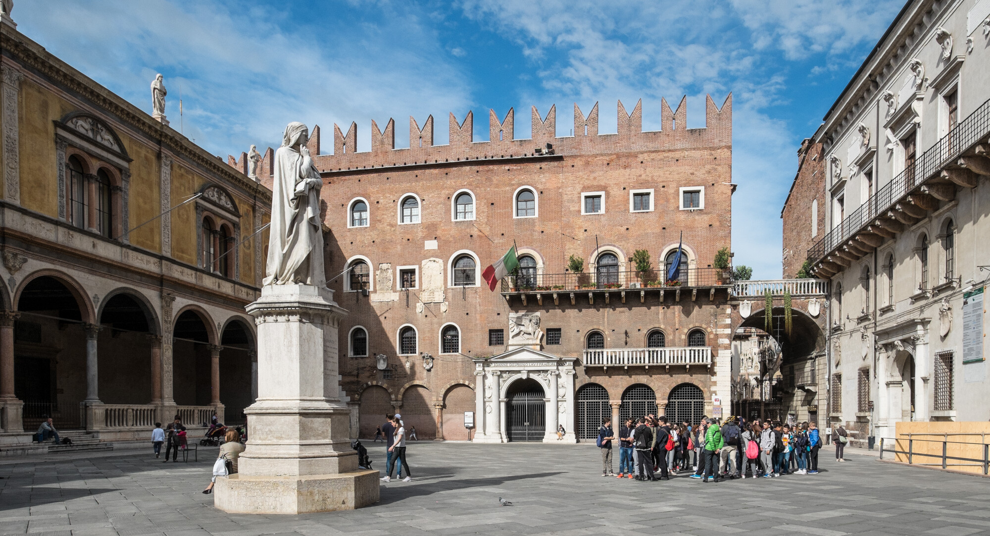 Vérone, Piazza dei Signori, la statue de Dante