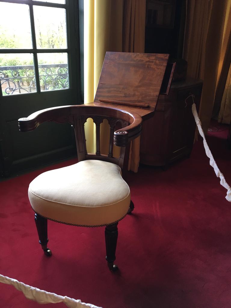 Un très rare fauteuil de peintre, a priori anglais, où l’on s’asseyait à califourchon.