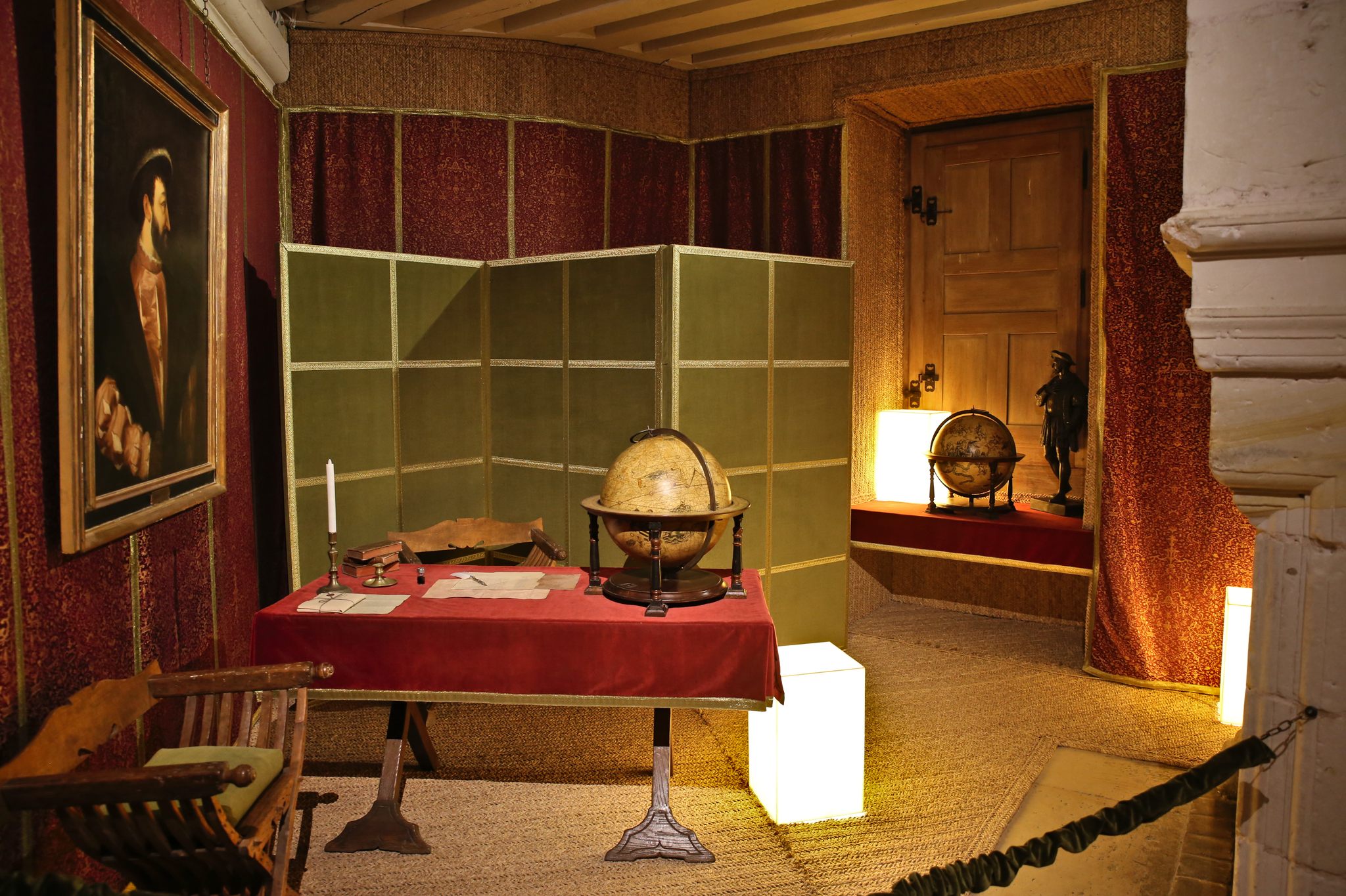 Toujours dans le logis Royal, une pièce de travail qui vient d’être redécorée