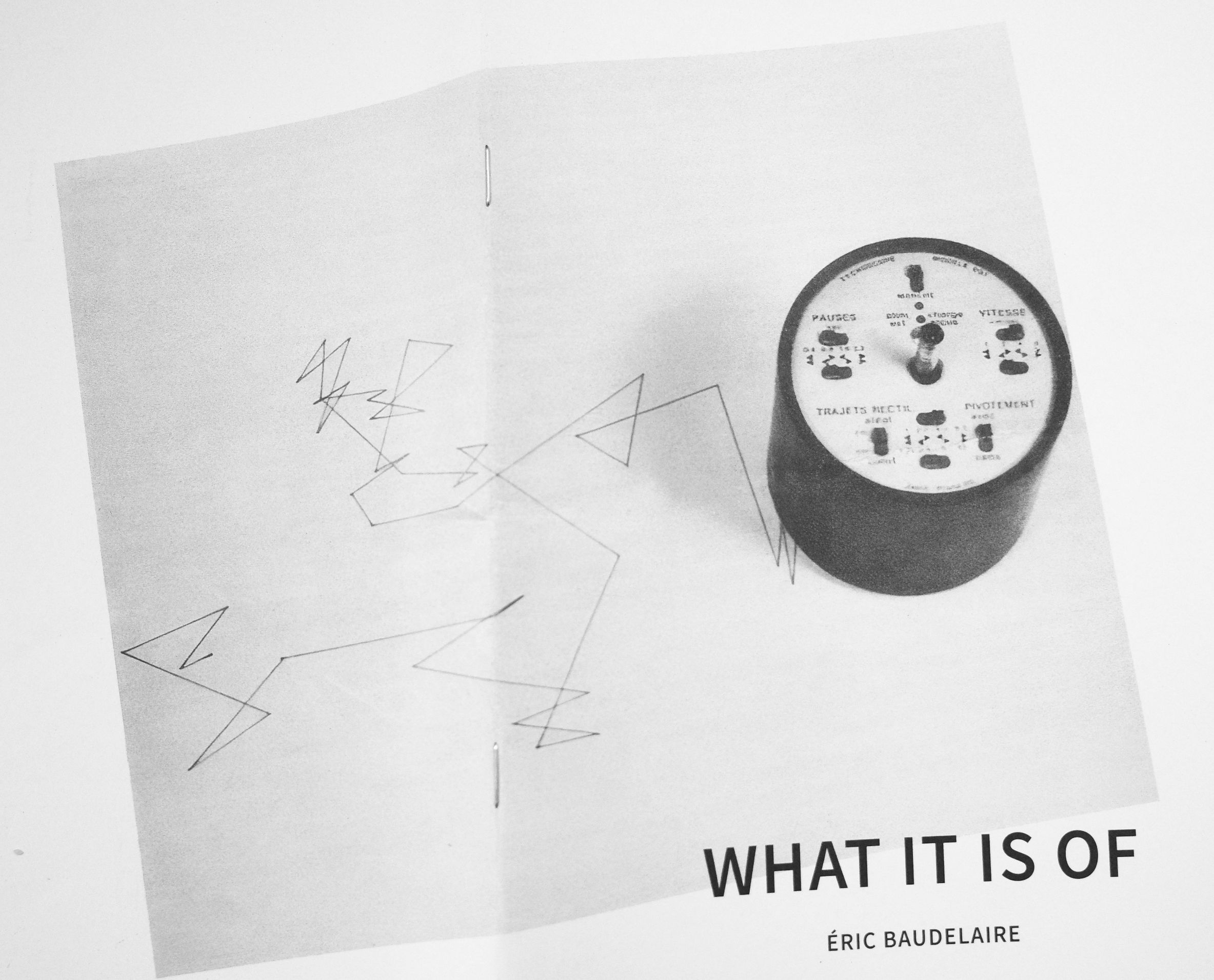 j'ai oublié de prendre des photos donc hop la couverture du livret -par ailleurs très bien fait- qui précise la démarche de l'auteur et l'historique de l'appareil qu'il a reconstruit dans une version moderne avec même un port USB-C