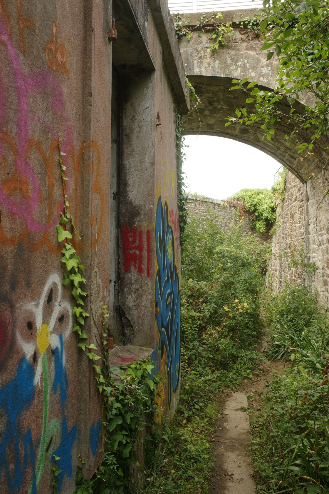 La batterie haute, sous la passerelle