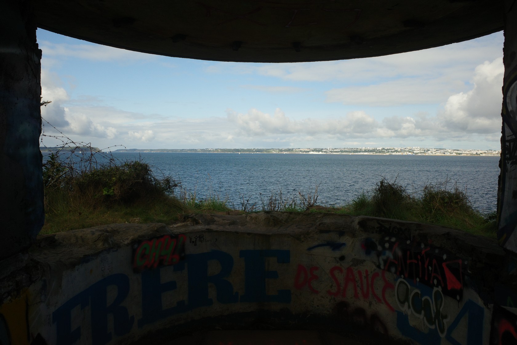 Batterie basse, vue sur la rade depuis le poste de combat du projecteur électrique
