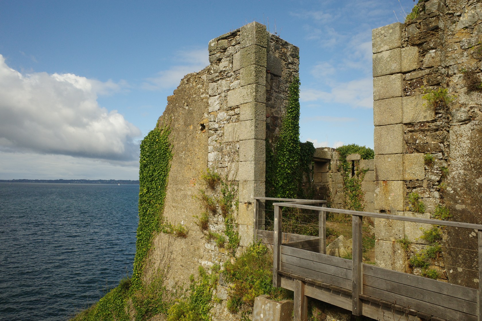 Porte principale du fort dans la batterie basse, corps de garde toute de suite à gauche après l'entrée.