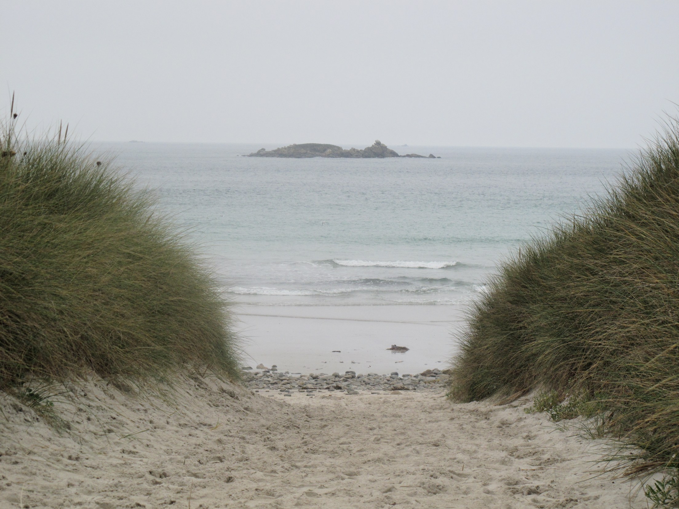 La plage du Vougo (temps gris classique d'une journée où la météo officielle annonce grand beau et 27° en Finistère)