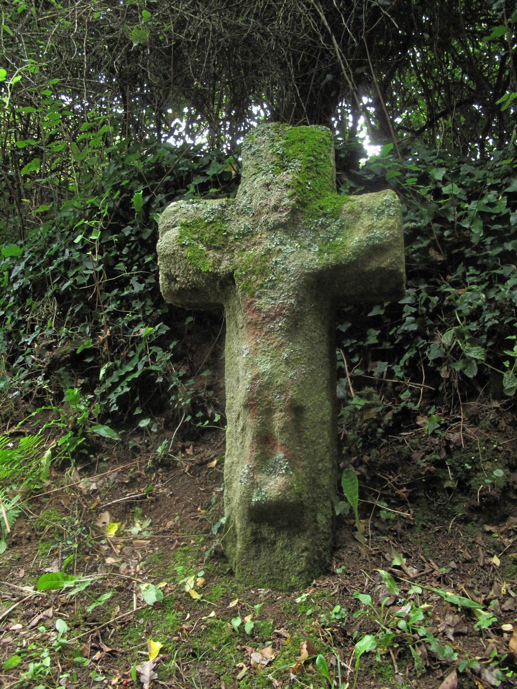Une croix en granit au bord du chemin