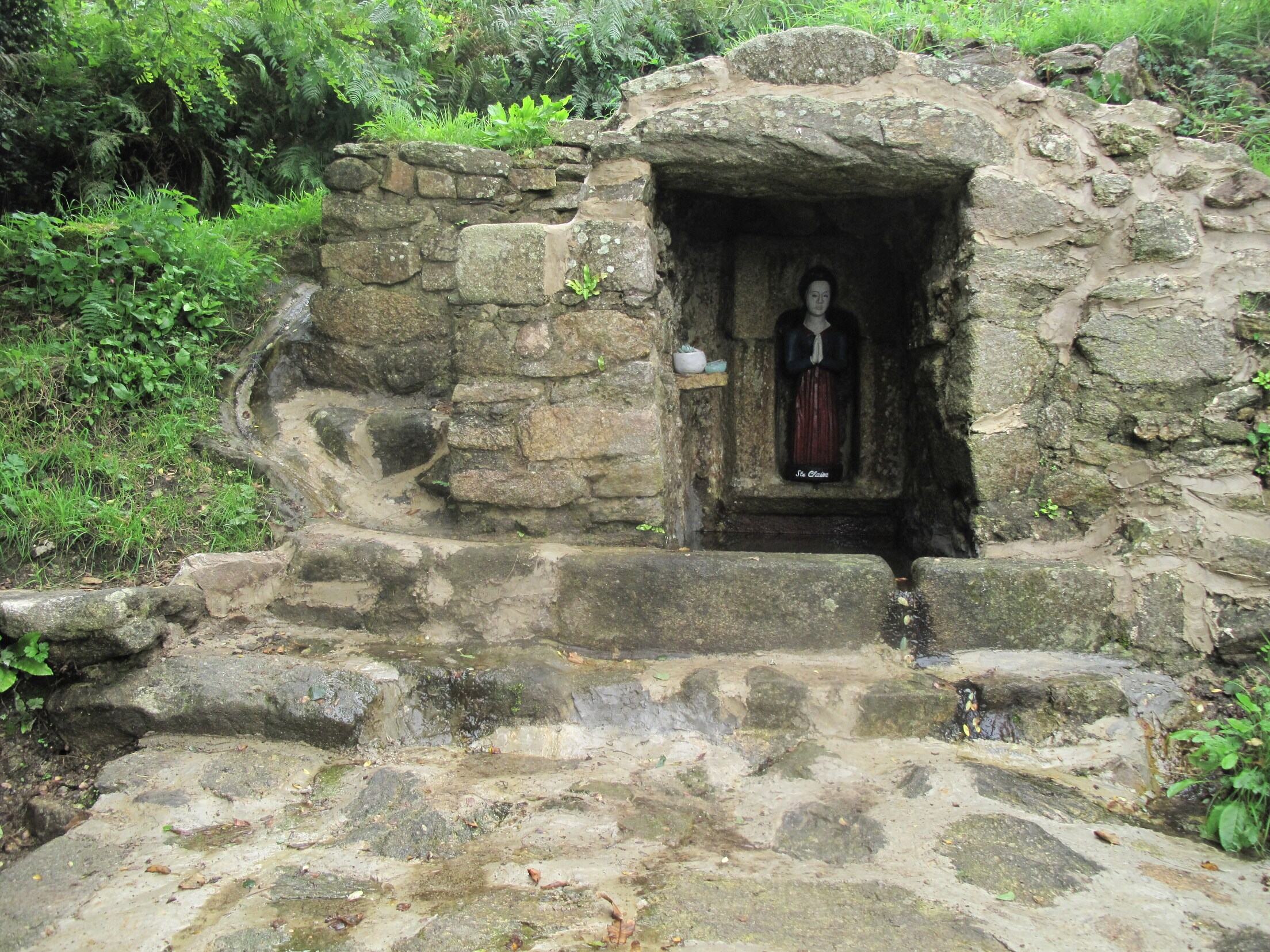 La fontaine Sainte-Claire, qui non contente d'avoir être martyrisée de son vivant, n'est pas gâtée dans ses représentations post-mortem