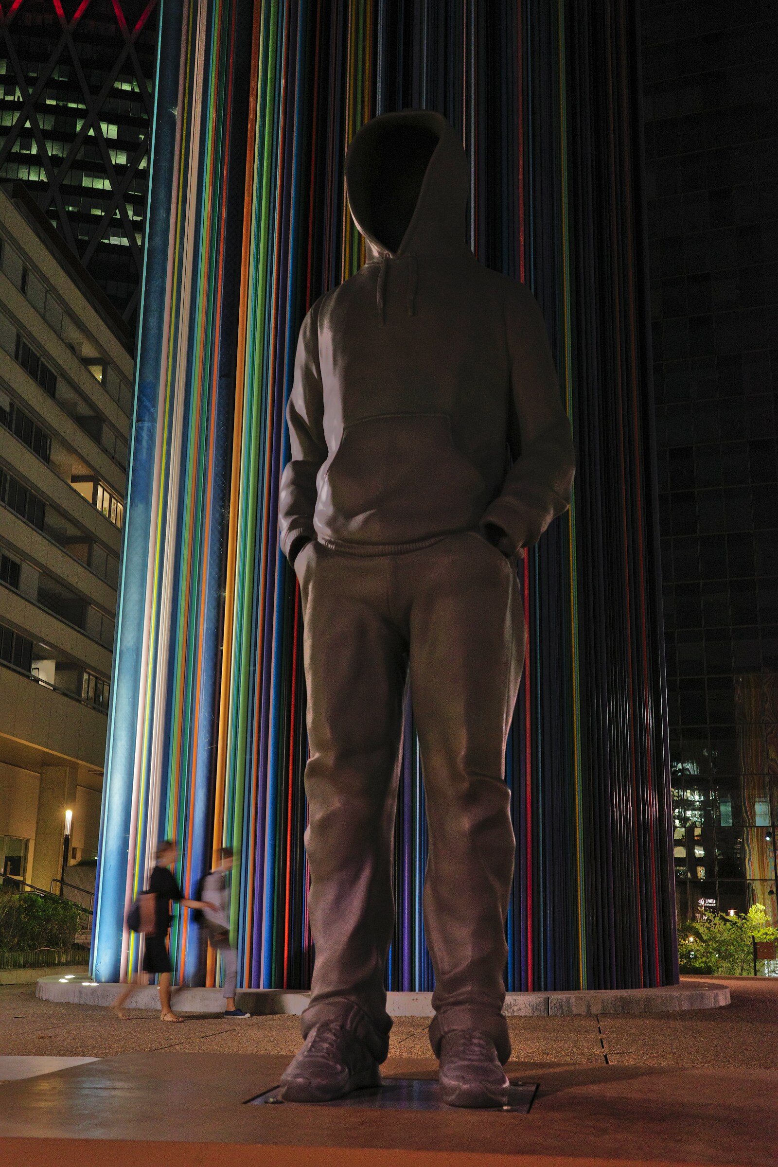 Erwin Wurm, Untitled (Hoody I)(Philosopers) Oui c'est grand, je ne sais pas si des artistes contemporains savent faire 'petit'