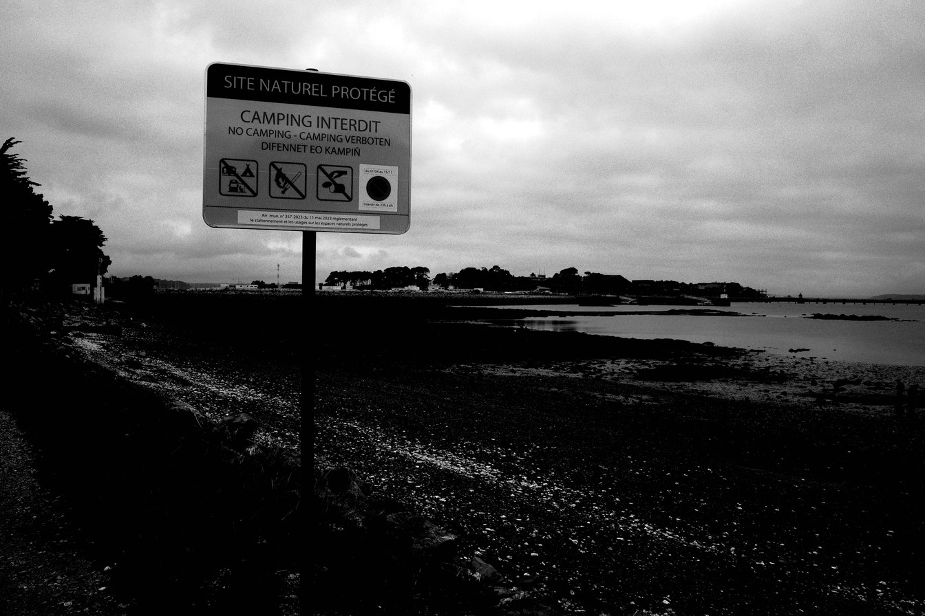 Premier plan : site naturel protégé. Second plan : base de sous-marins (non polluants)