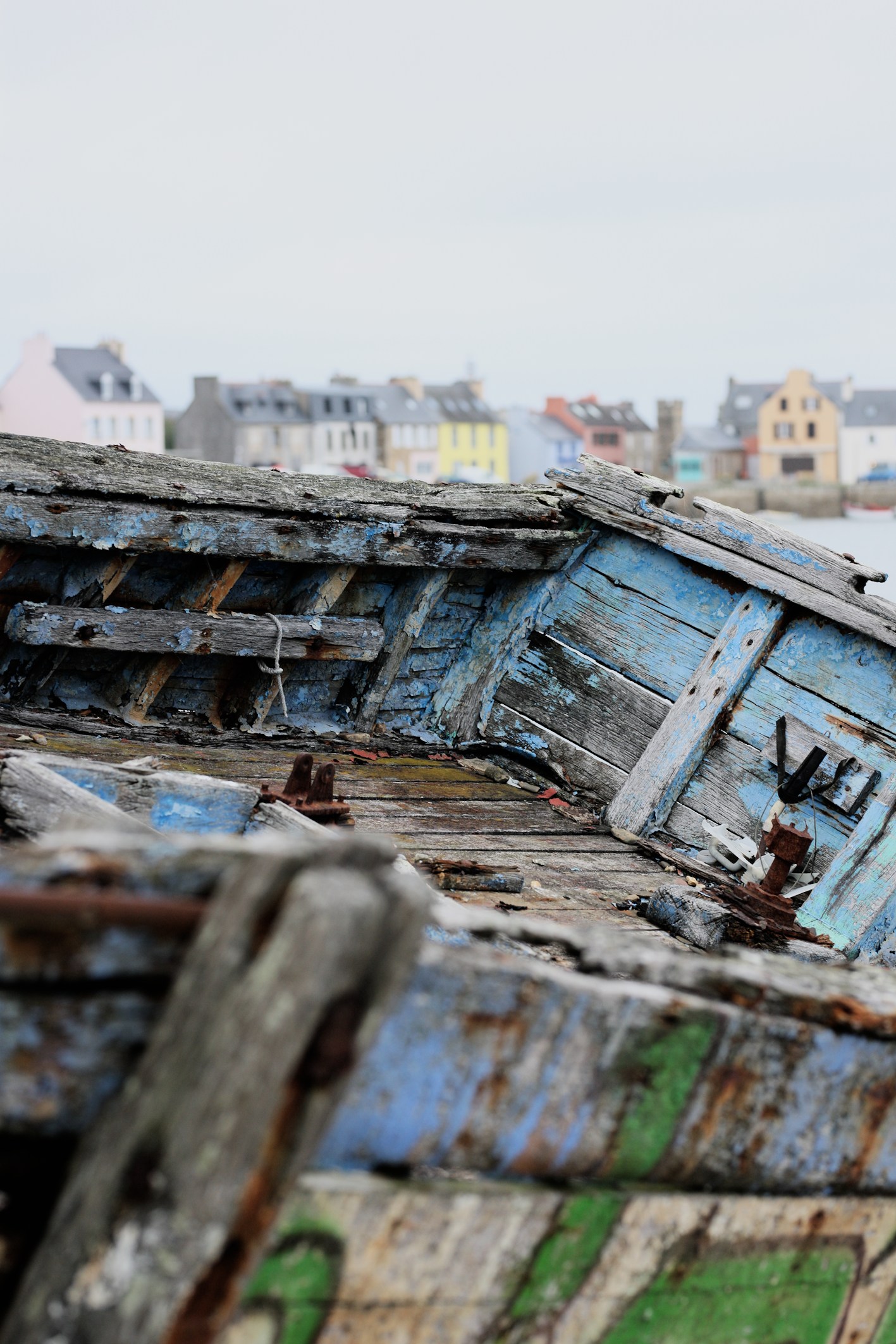 Epaves avec le Fret en arrière-plan