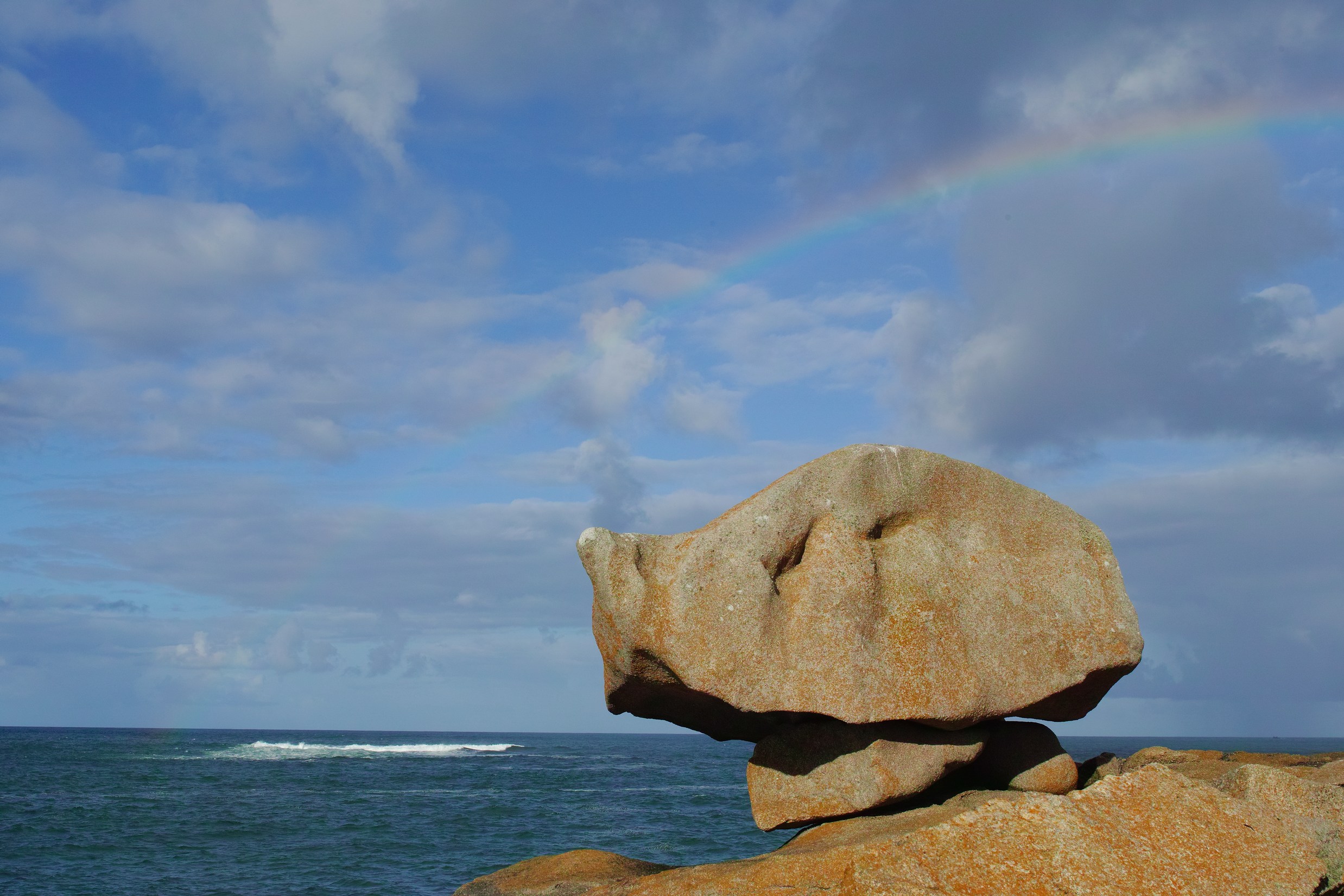 Exemple typique de granit breton : ces derniers émettent des arc-en-ciels quand ils se sentent menacés. Est-ce efficace ? Sans doute, la preuve, ils sont encore là malgré les éléments souvent déchainés.