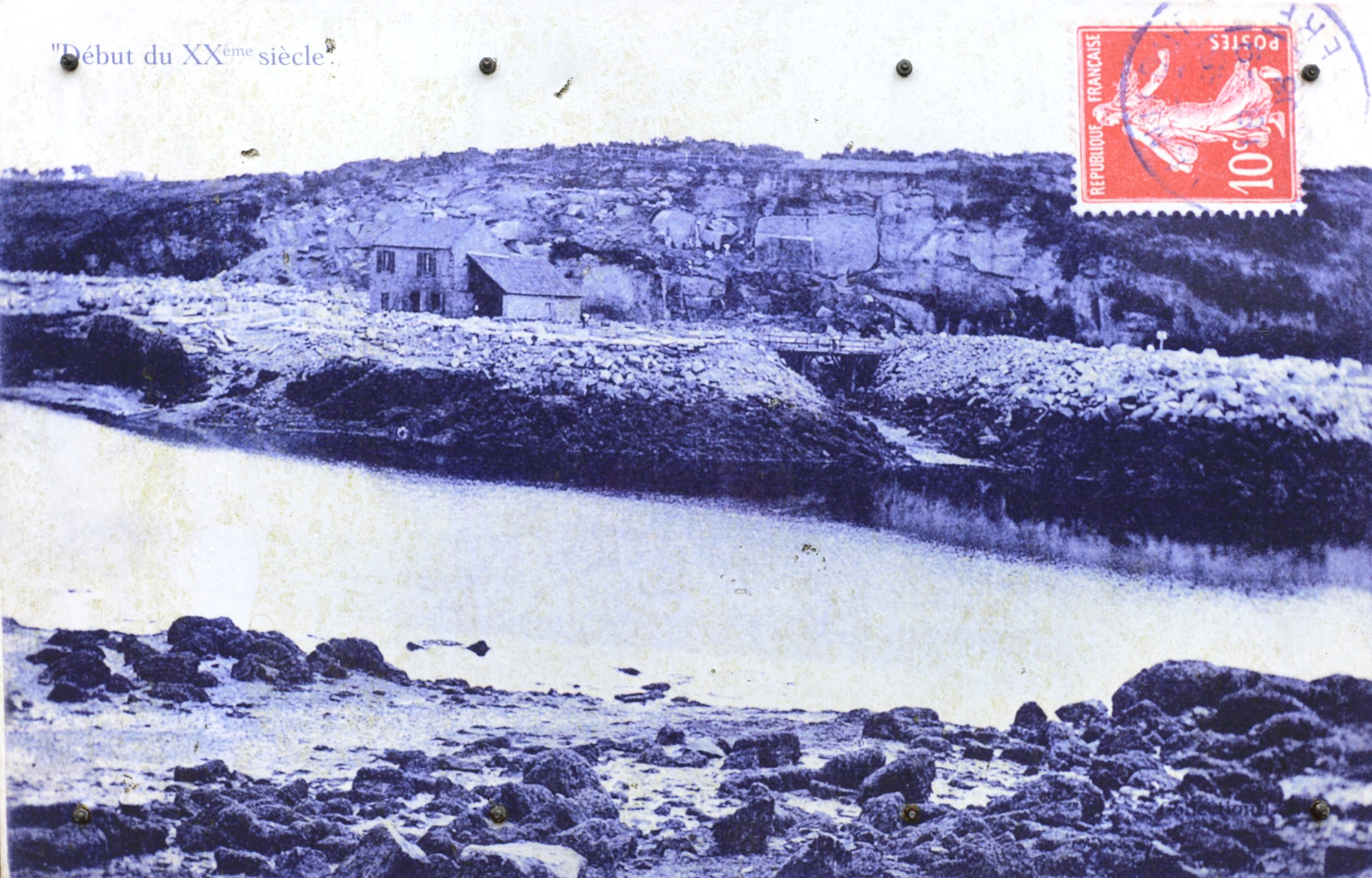 Carte postale d'époque montrant la carrière et la forge/atelier