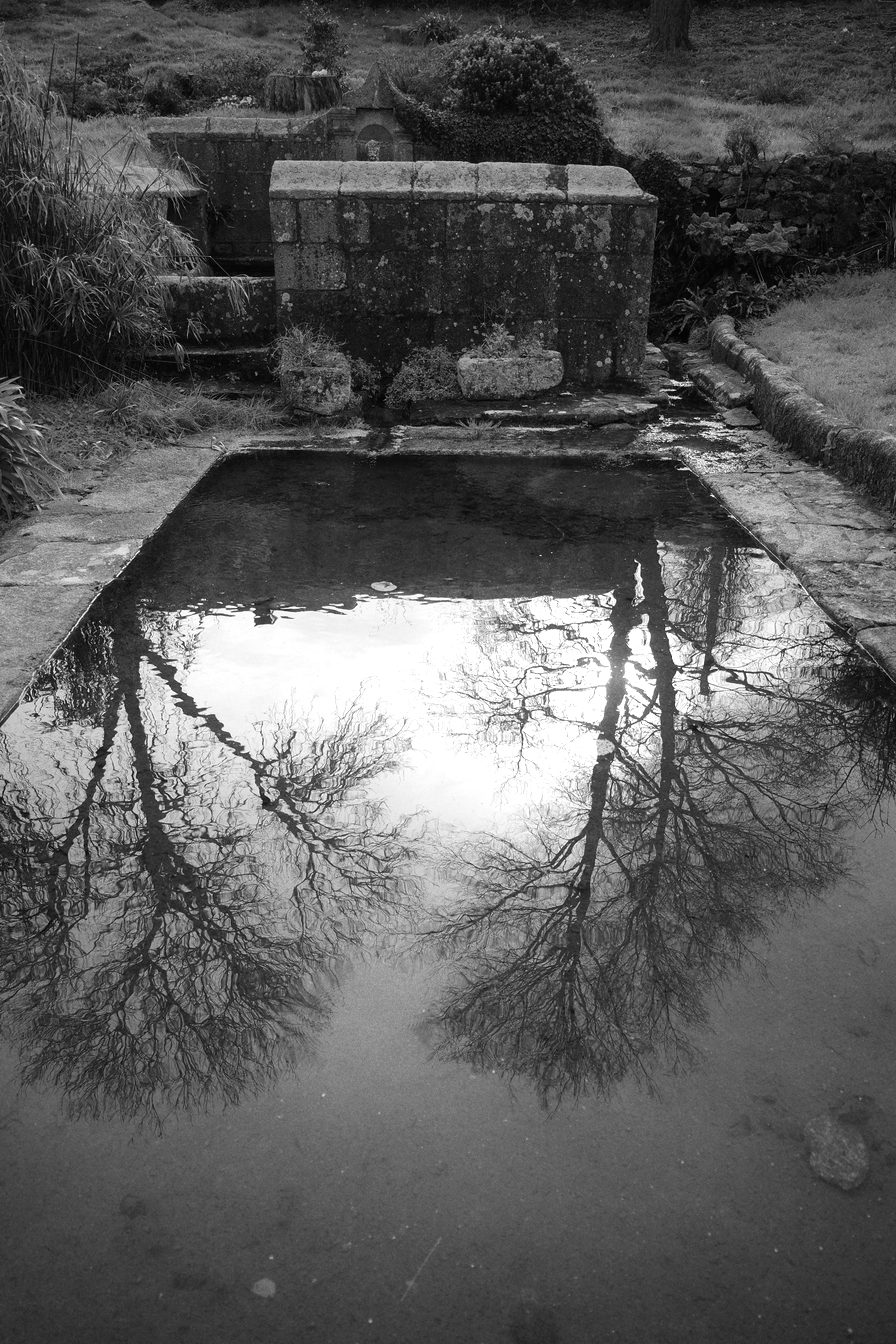Fontaine de Saint-Goulven (au fond derrière le muret)