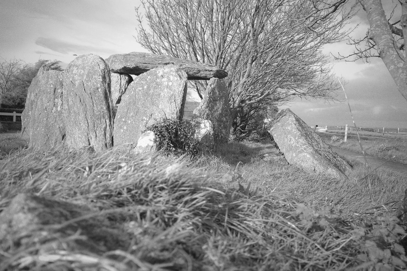 Le Dolmen de Treguelc'hier côté soleil