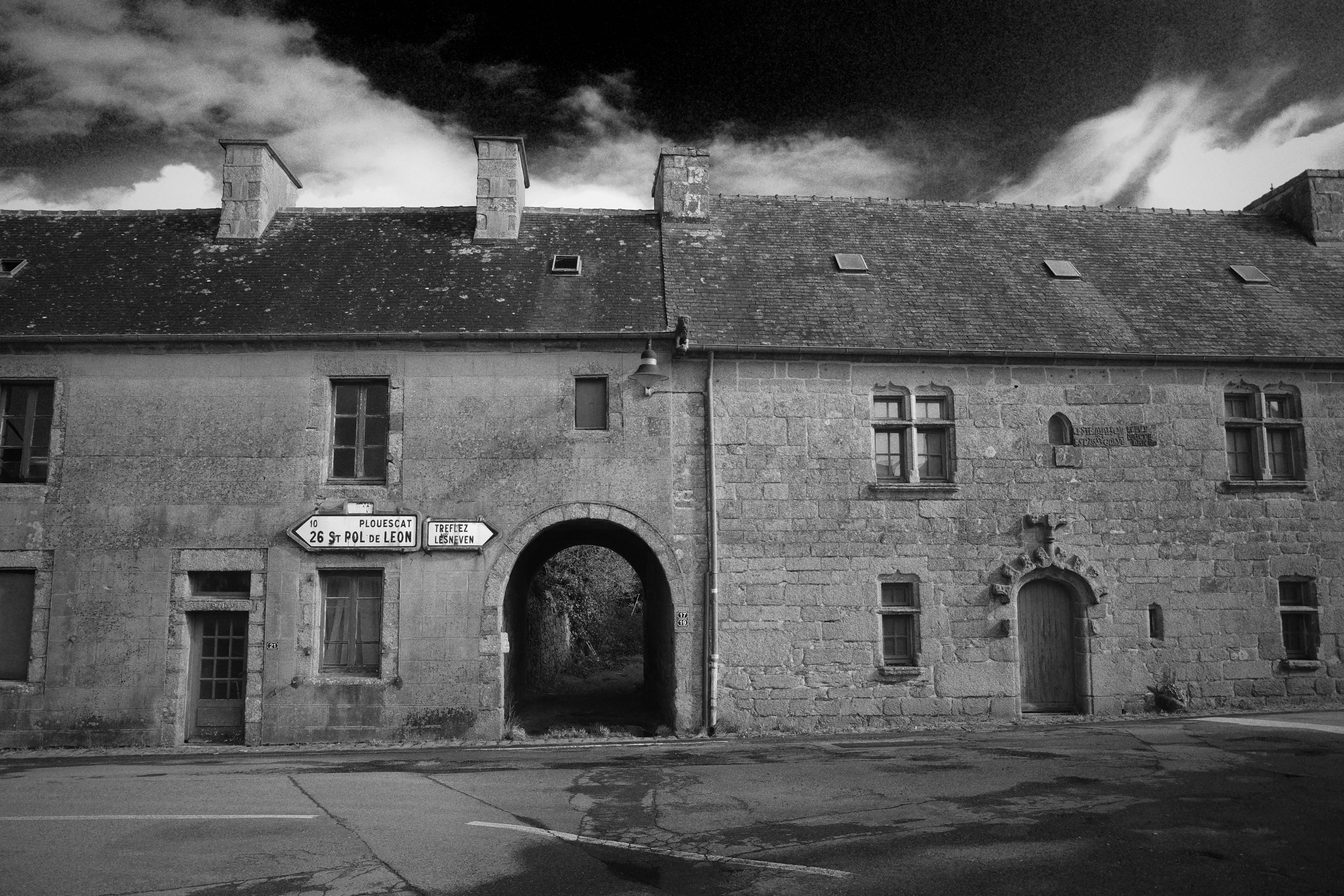 Vieilles pierres en face de l'église de Goulven