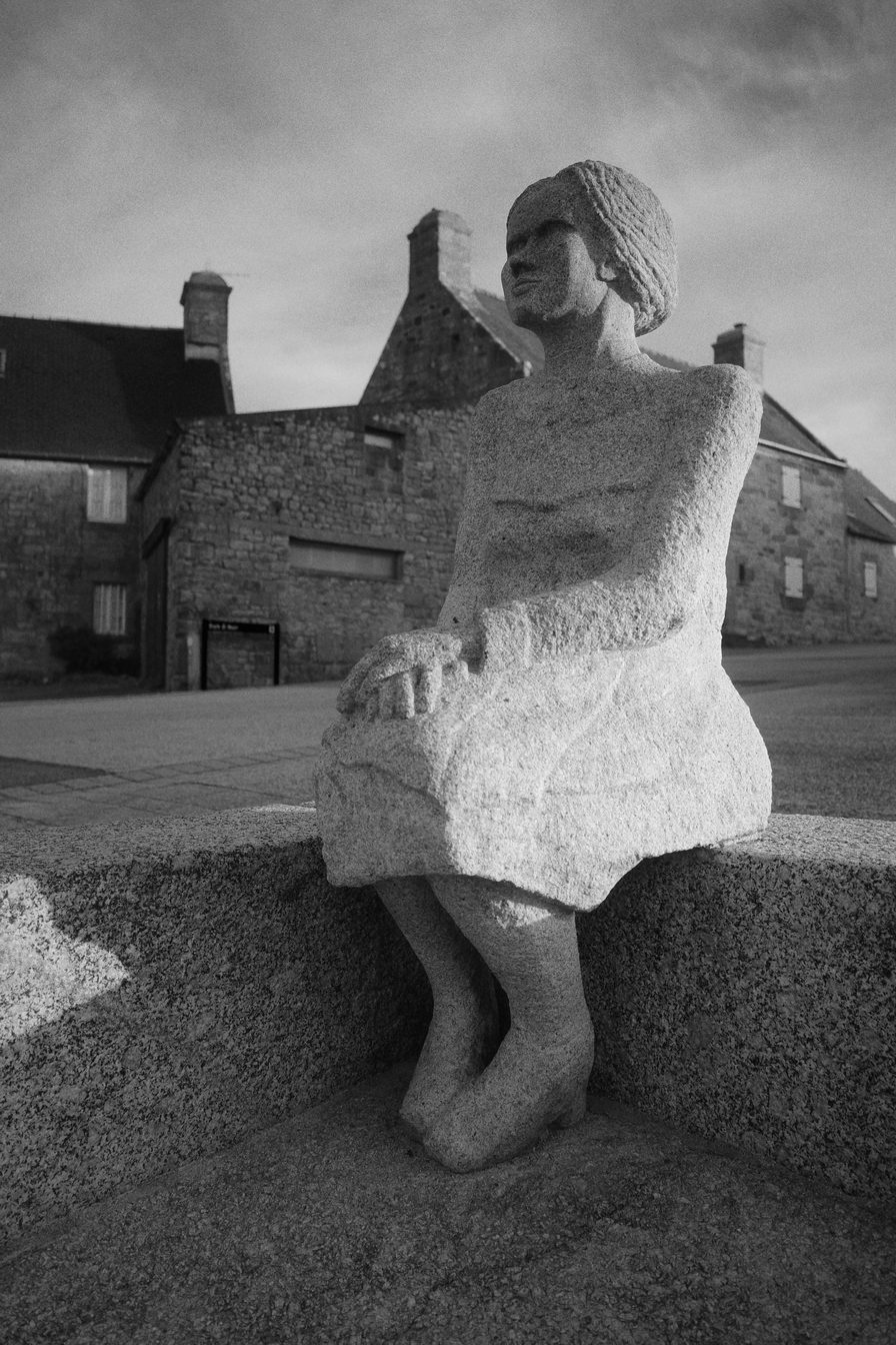 La dame de Brélès (granite)
