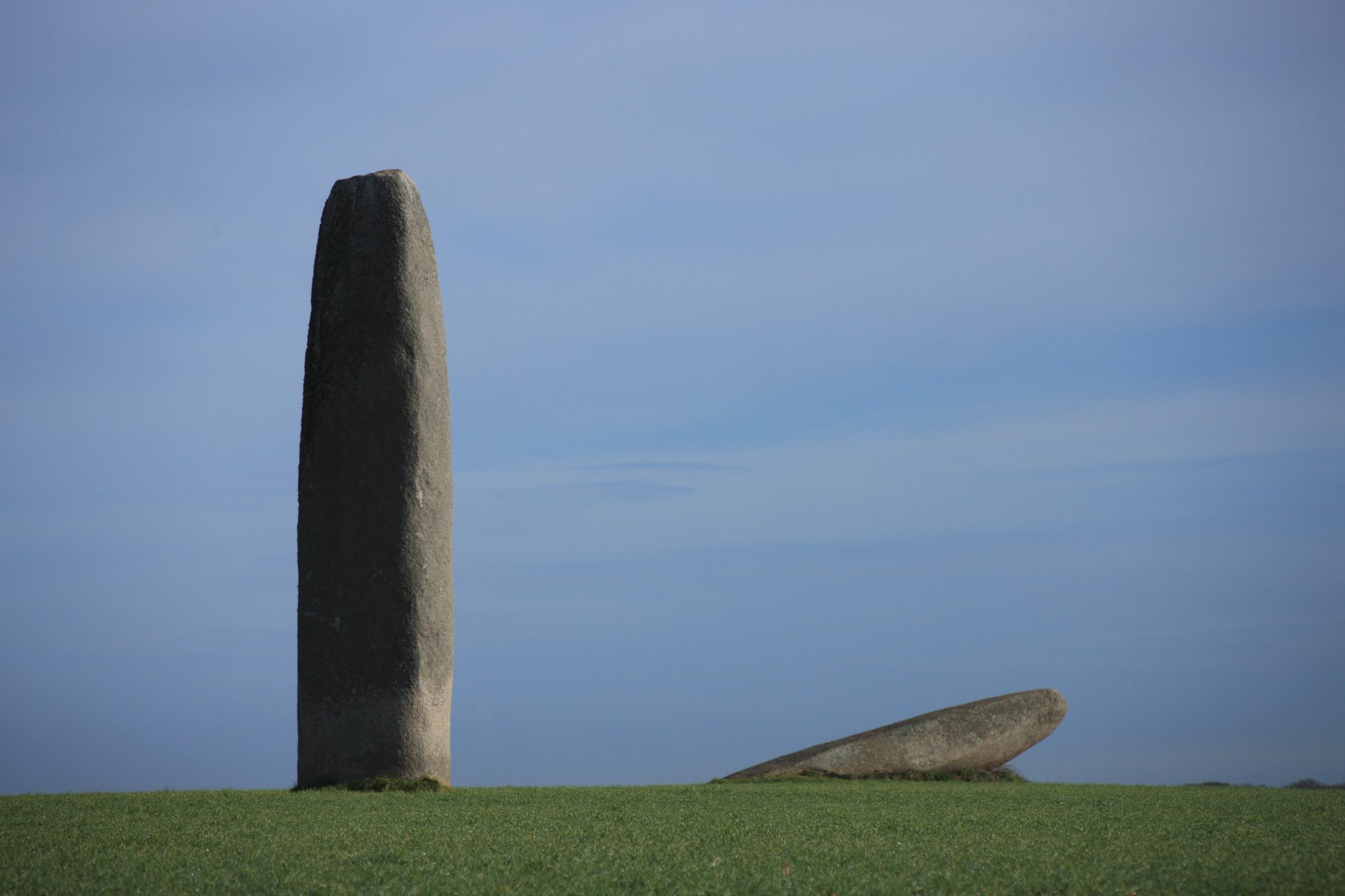 Les 2 menhirs de Kergadiou