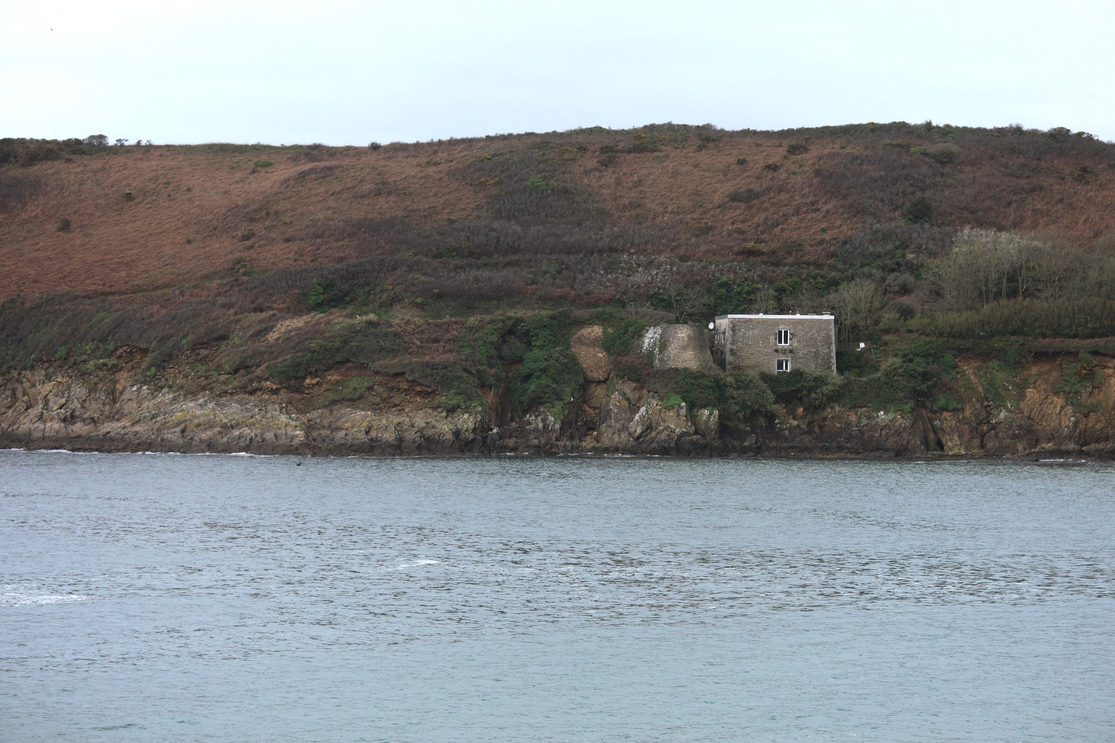 Au départ, fort de Porsmoguer. Celui-ci comme celui qu'on longe un peu plus tard dans la balade sont maintenant privés et transformés en habitations.