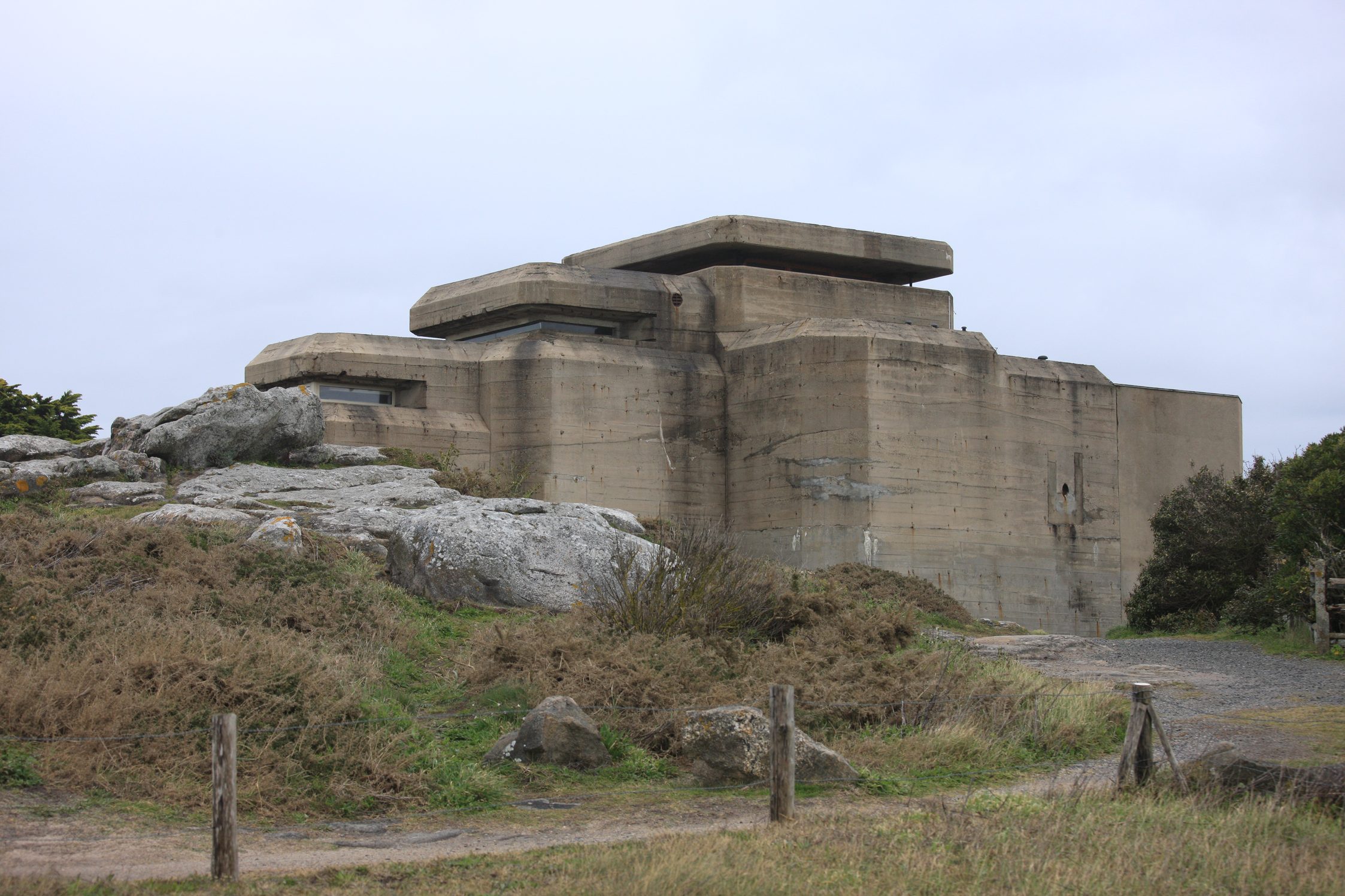 Le blockhaus vu du chemin côtier