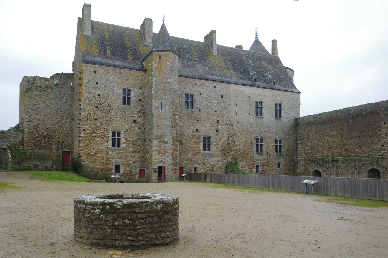 Le logis ouest et le puit de la cour