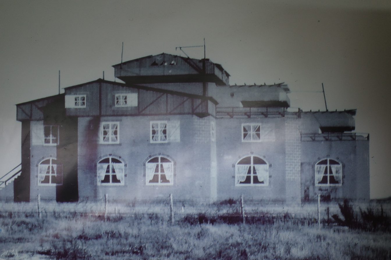 La décoration en trompe l'oeil du blockhaus pour tromper la reconnaissance aérienne