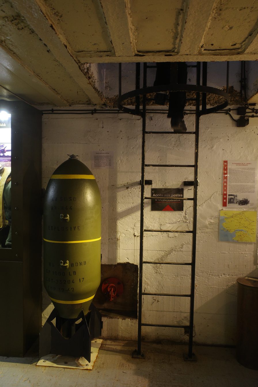 L'échelle à monter pour atteindre les 2 niveaux supérieurs et le télémètre, une bombe américaine de 500kg nous attend en cas de glissade