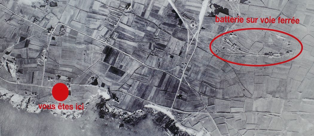 Photo aérienne d'époque montrant le blockhaus et les pièces dont il commande le feu