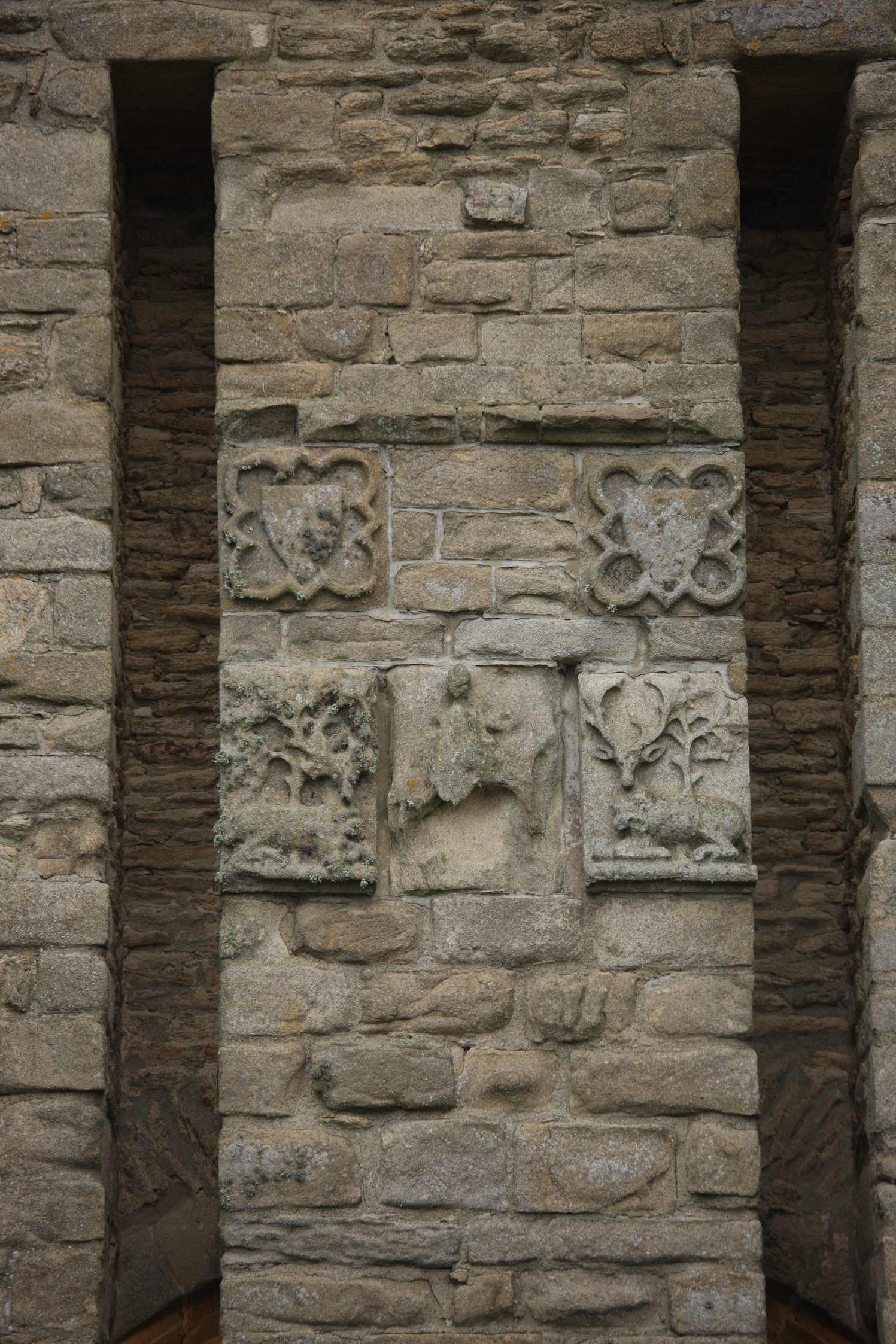 Au-dessus de la porte principale