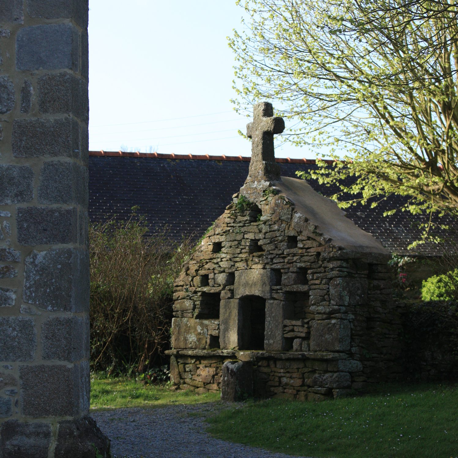 Oh c'est mignon cette petite cabane. Ce n'est pas une cabane, mais un ossuaire à crânes.