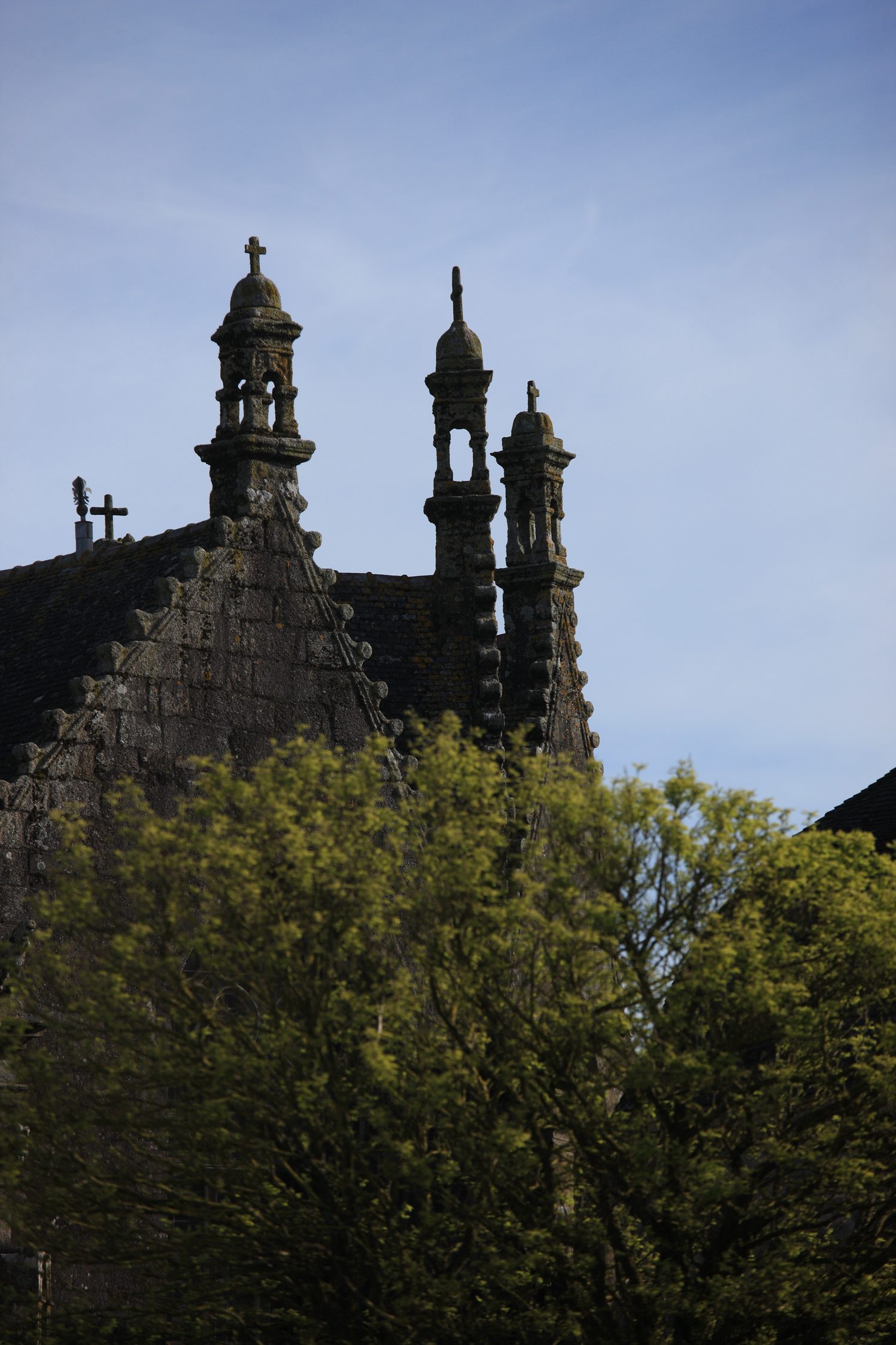 Les clochetons de l'église Saint-Suliau