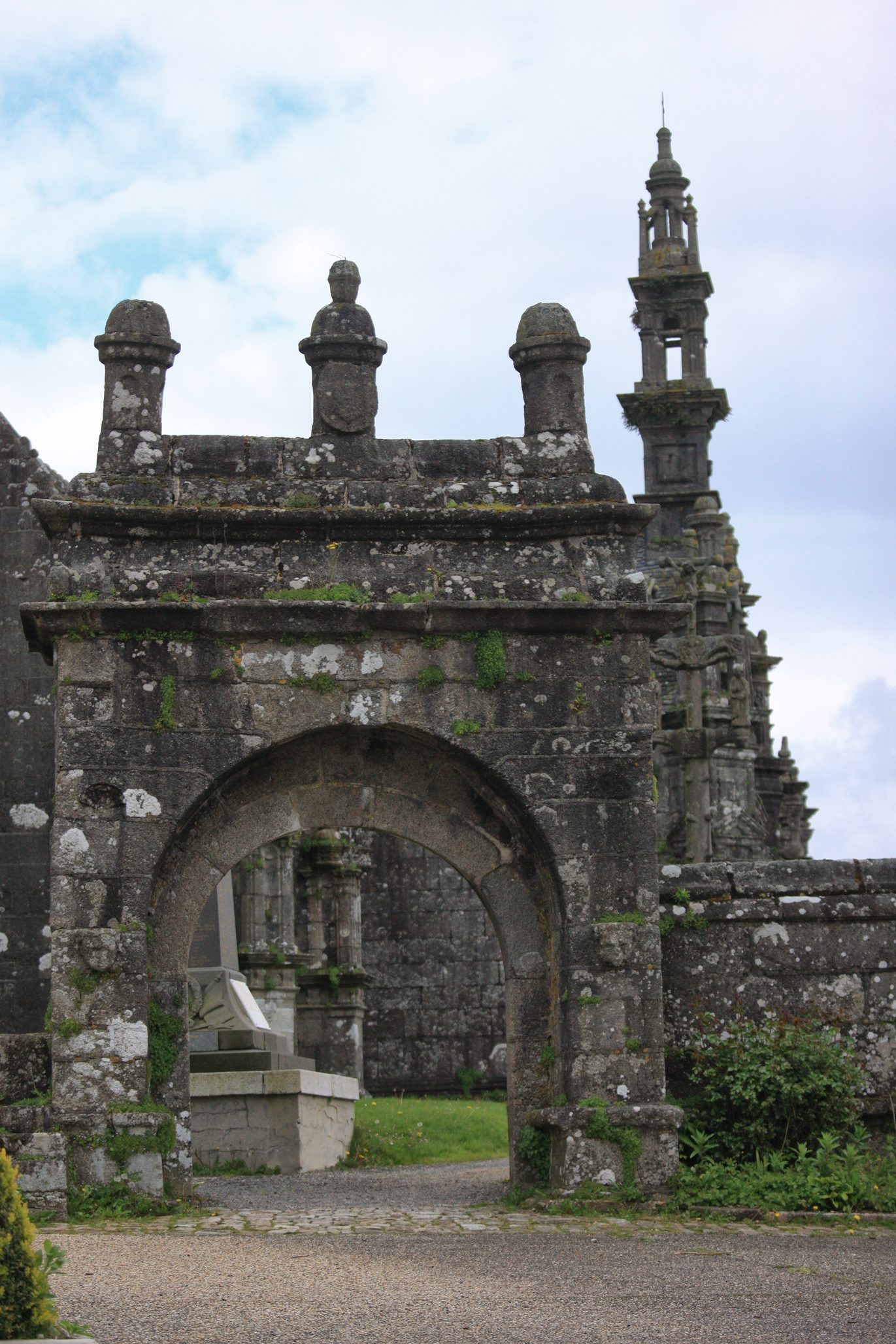 Enclos paroissial de Commana, au pied du plus haut clocher de Bretagne avec plus de 300m (en comptant la terre en-dessous)