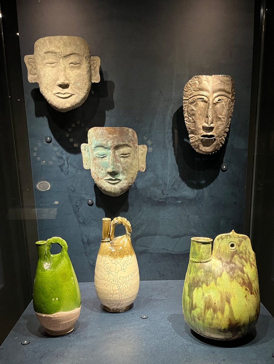 Céramiques et masques Liao