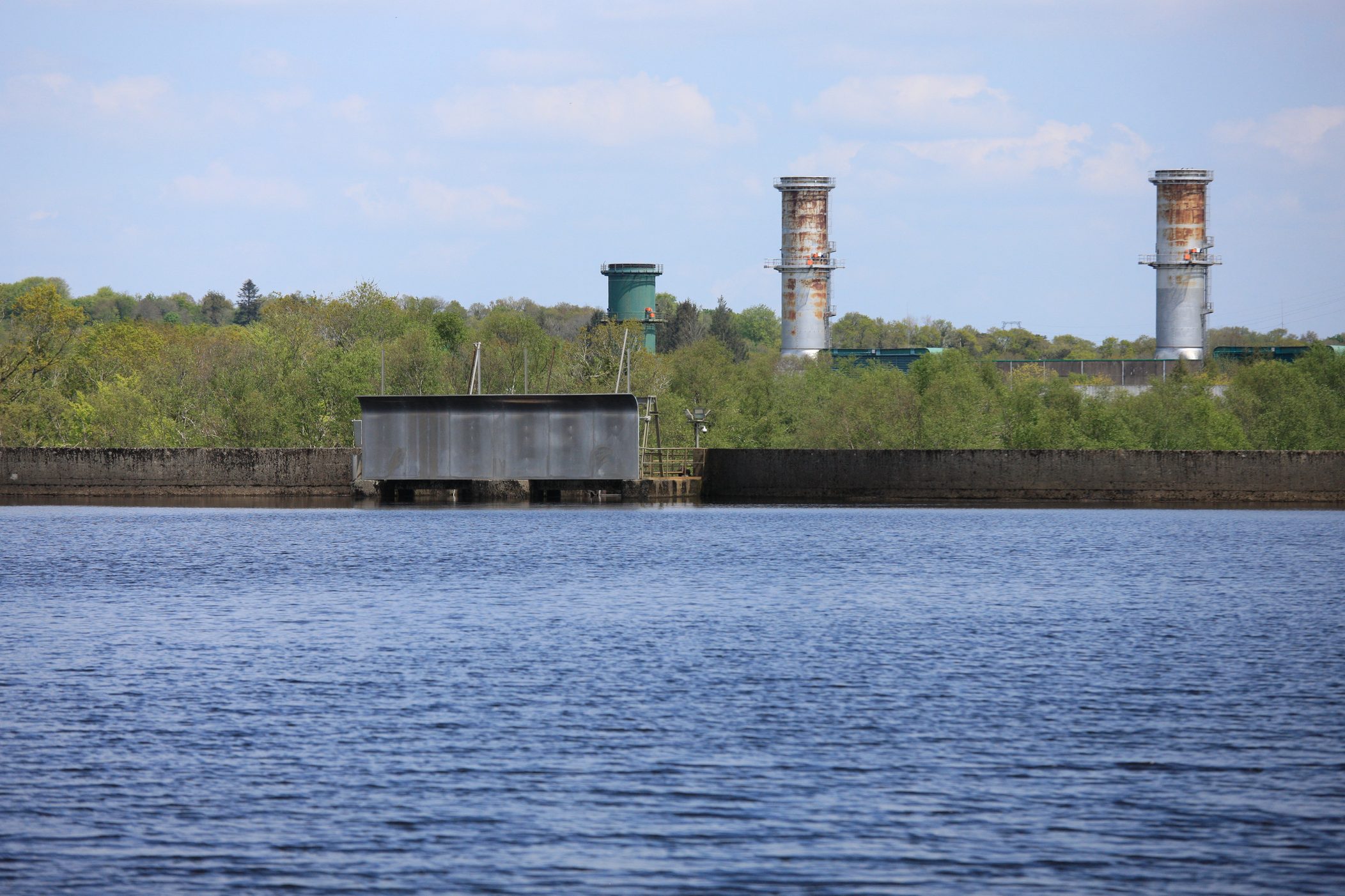 Le barrage avec 2 cheminées qui n'ont rien à voir mais vous n'avez qu'à imaginer que l'Ankou y brûle ses cadavres.