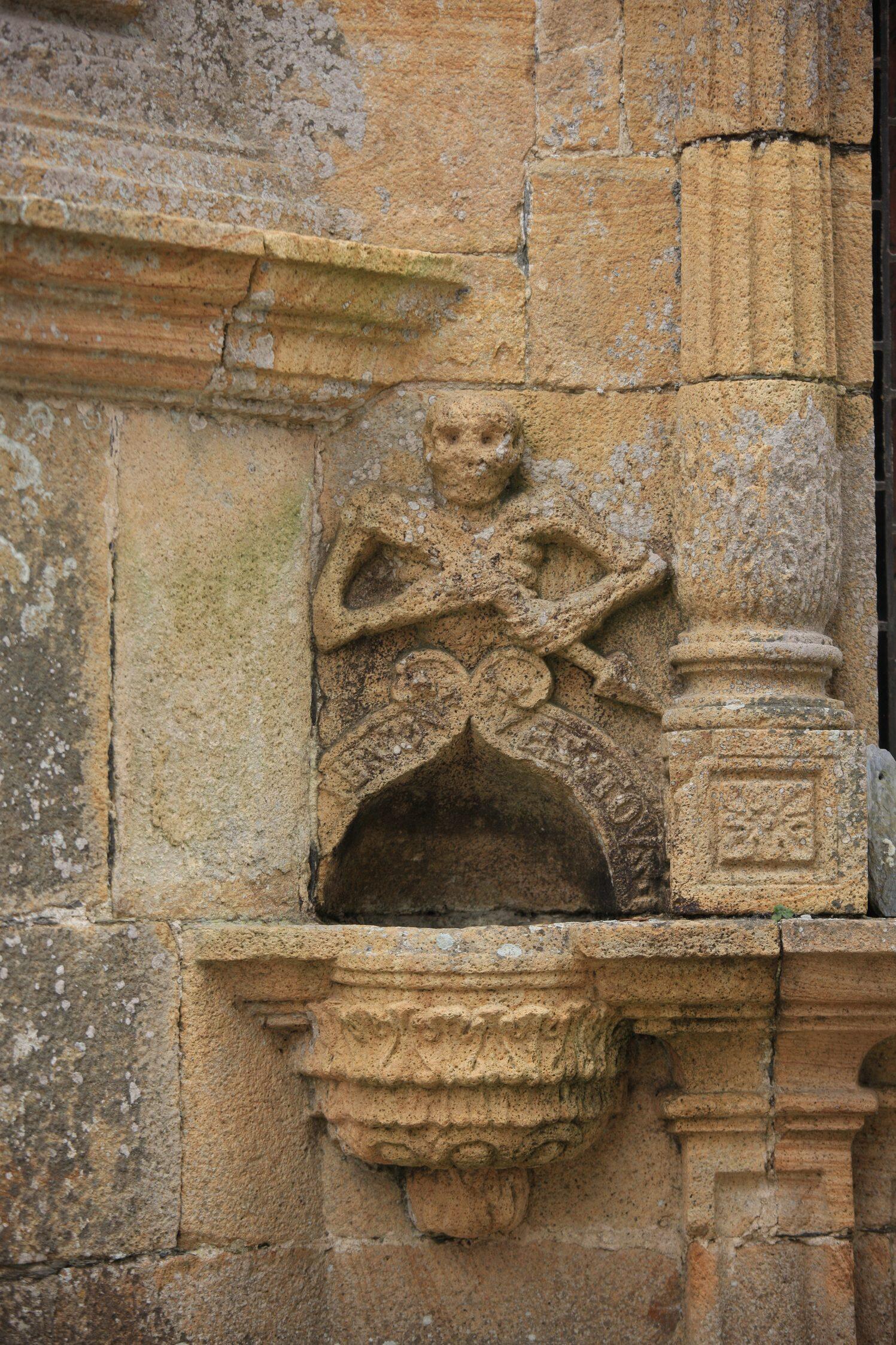 L'ankou de la Roche Maurice avec sa flèche mortelle