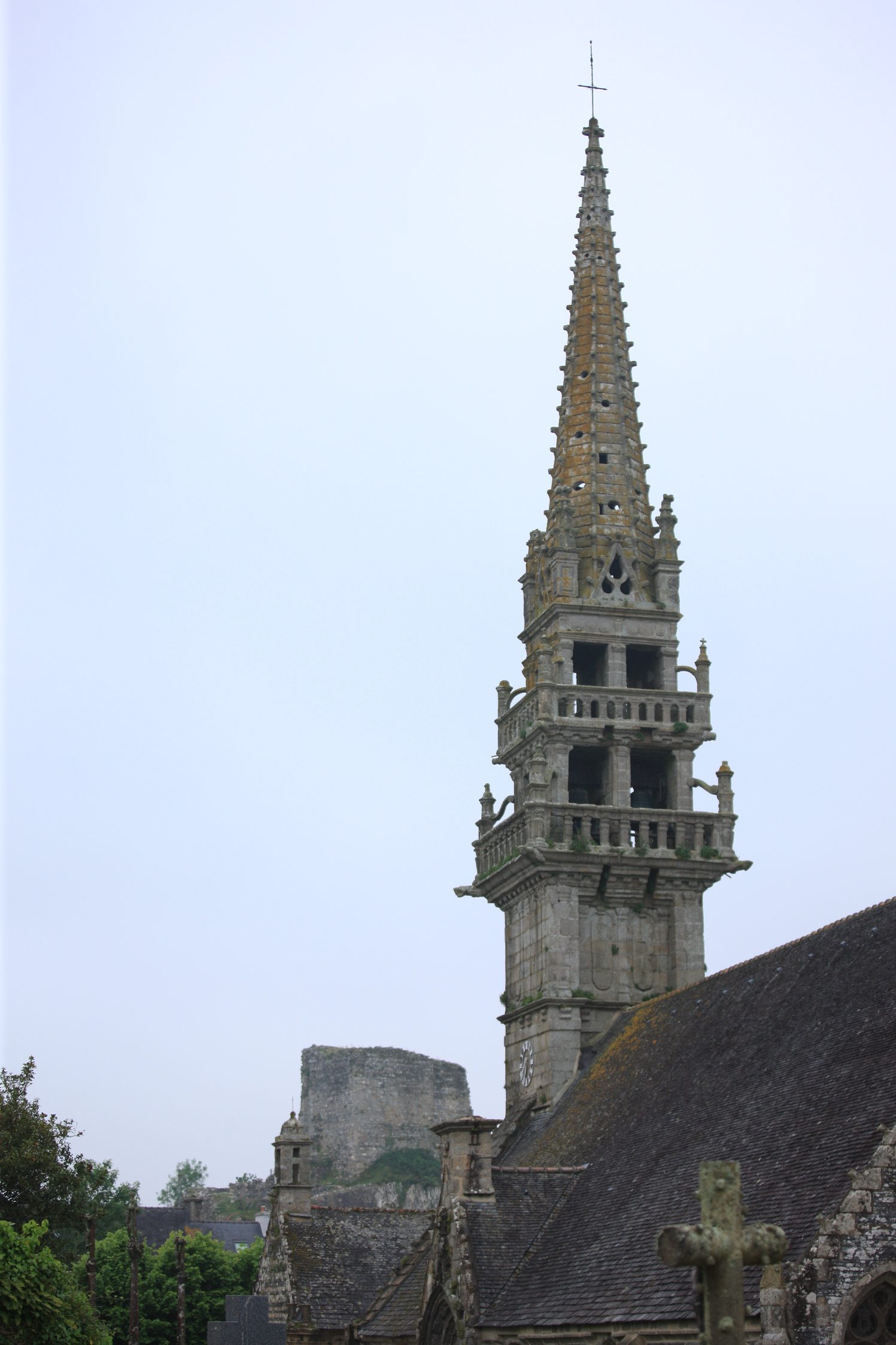 La Roche Maurice, l'église, le toit de l'ossuaire et les ruines du château