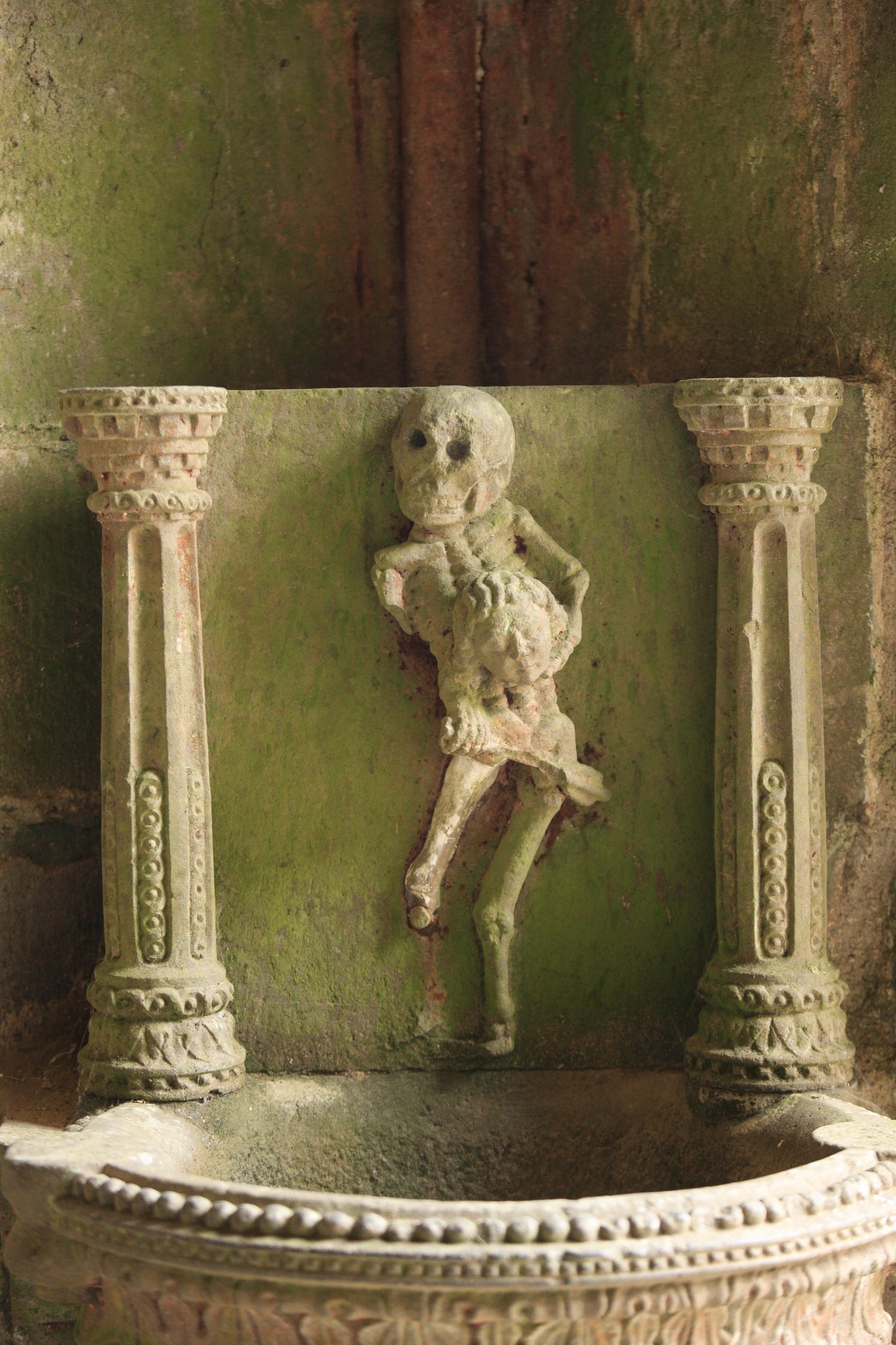 Ankou de La Martyre, sans flèche mais tenant la tête d'une victime sans le corps normalement attenant.