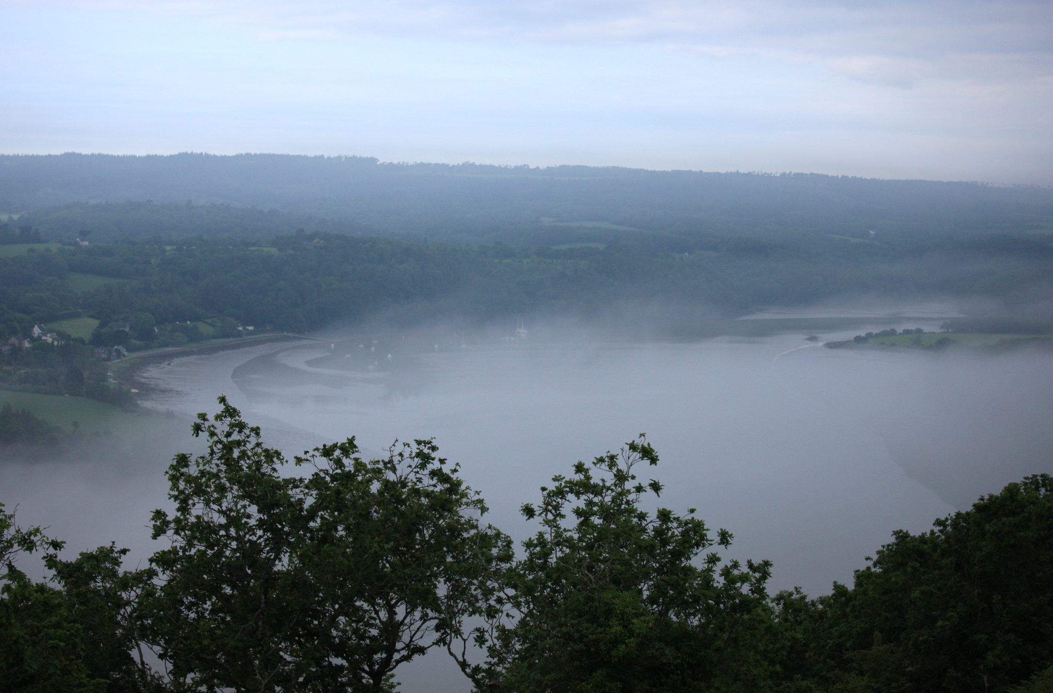 Joli point de vue brumeux sur un méandre de l'Aulne depuis le belvédère de Bellevue (quel nom original)