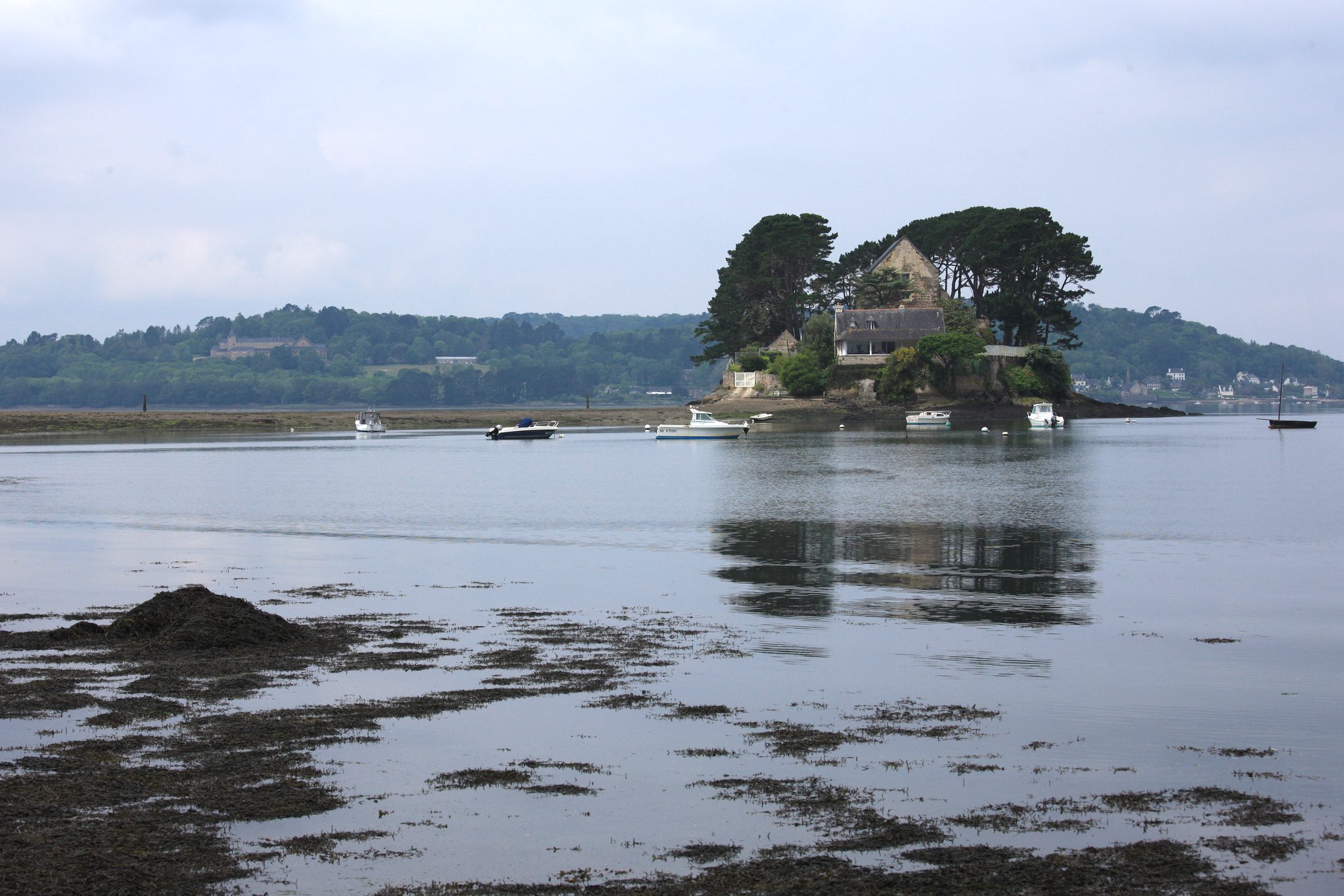 Ile d'Arun où trône une ancienne chapelle manifestement retapée. La chapelle est inaccessible (propriété privée)