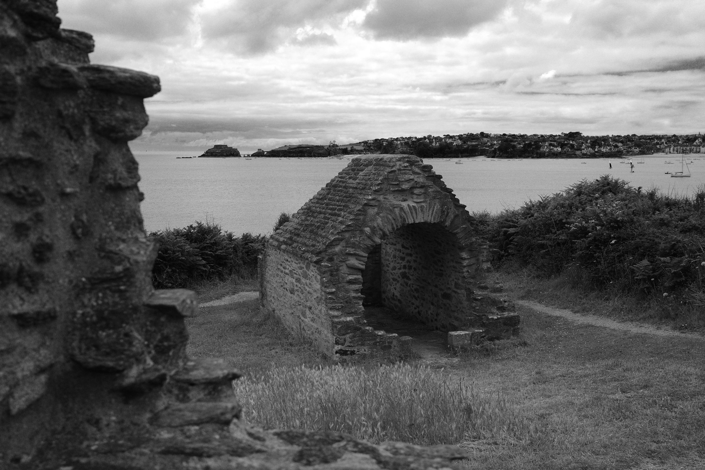 La batterie de Toul Al Logot avec au fond le fort de Bertheaume