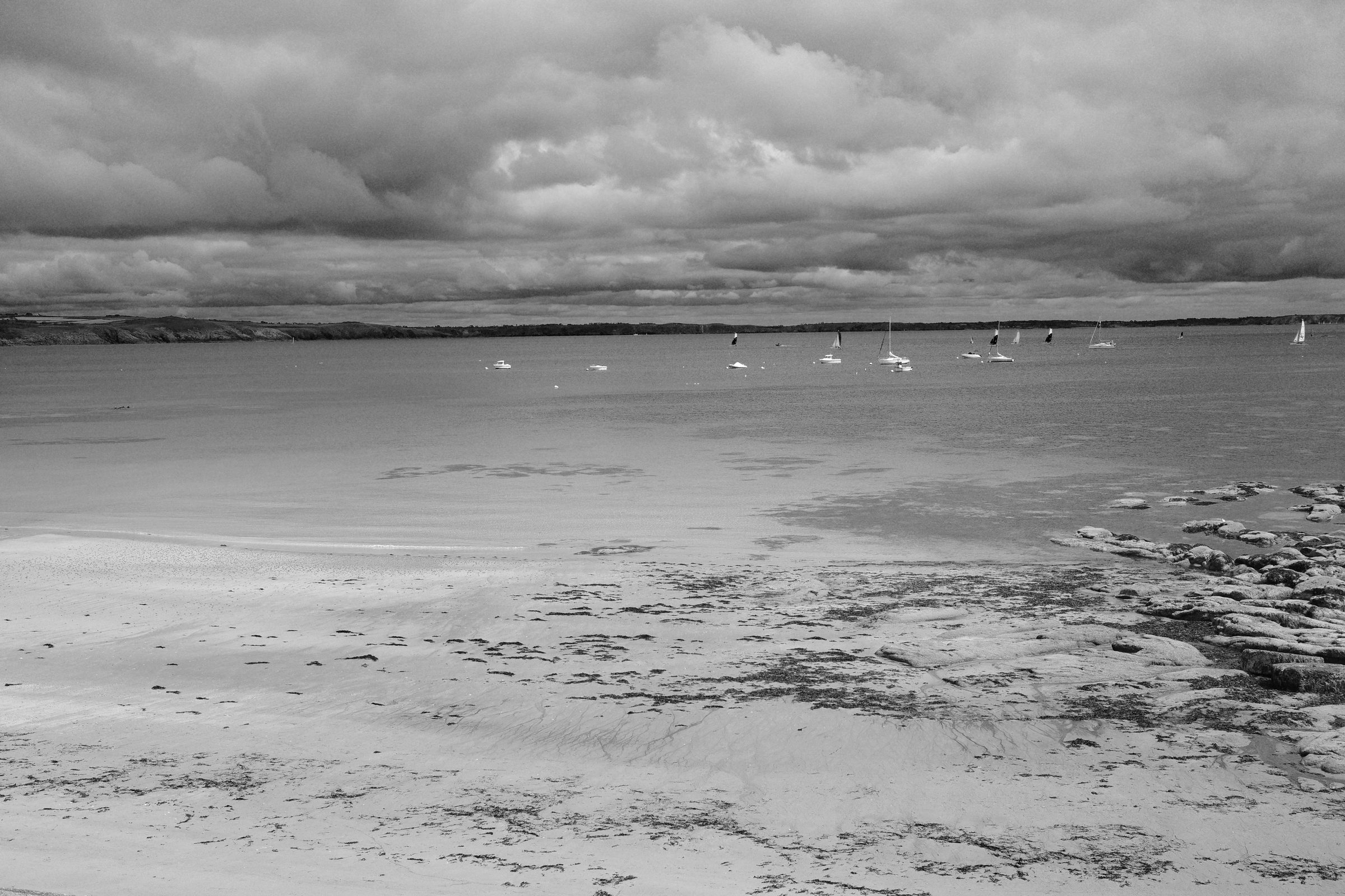 La plage à Plougonvelin, le soleil commence à percer